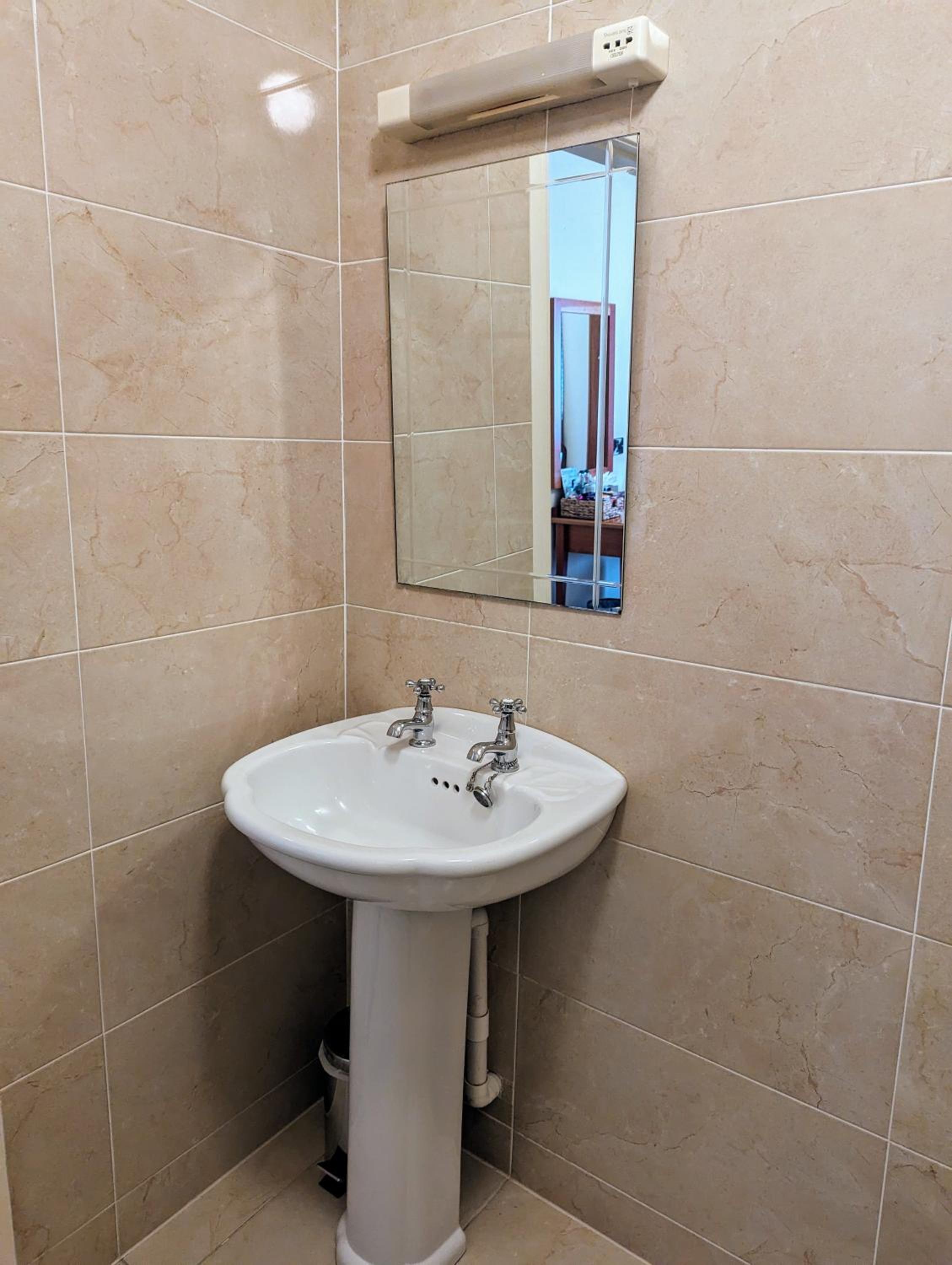 Standard Double Room - Photo 6