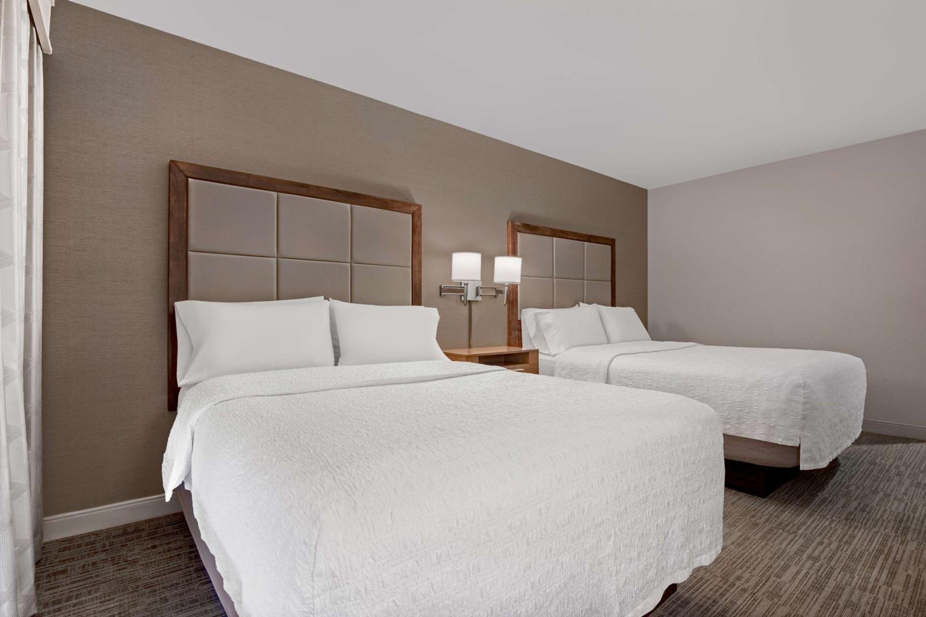 Queen Room with Two Queen Beds - Photo 4