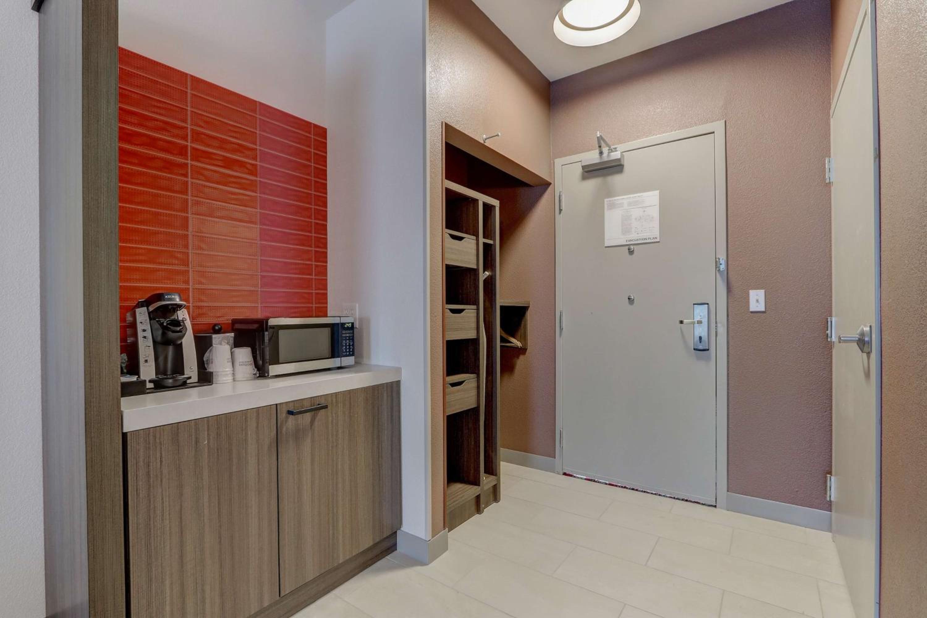 King Room with Roll-In Shower - Mobility Access - Photo 10