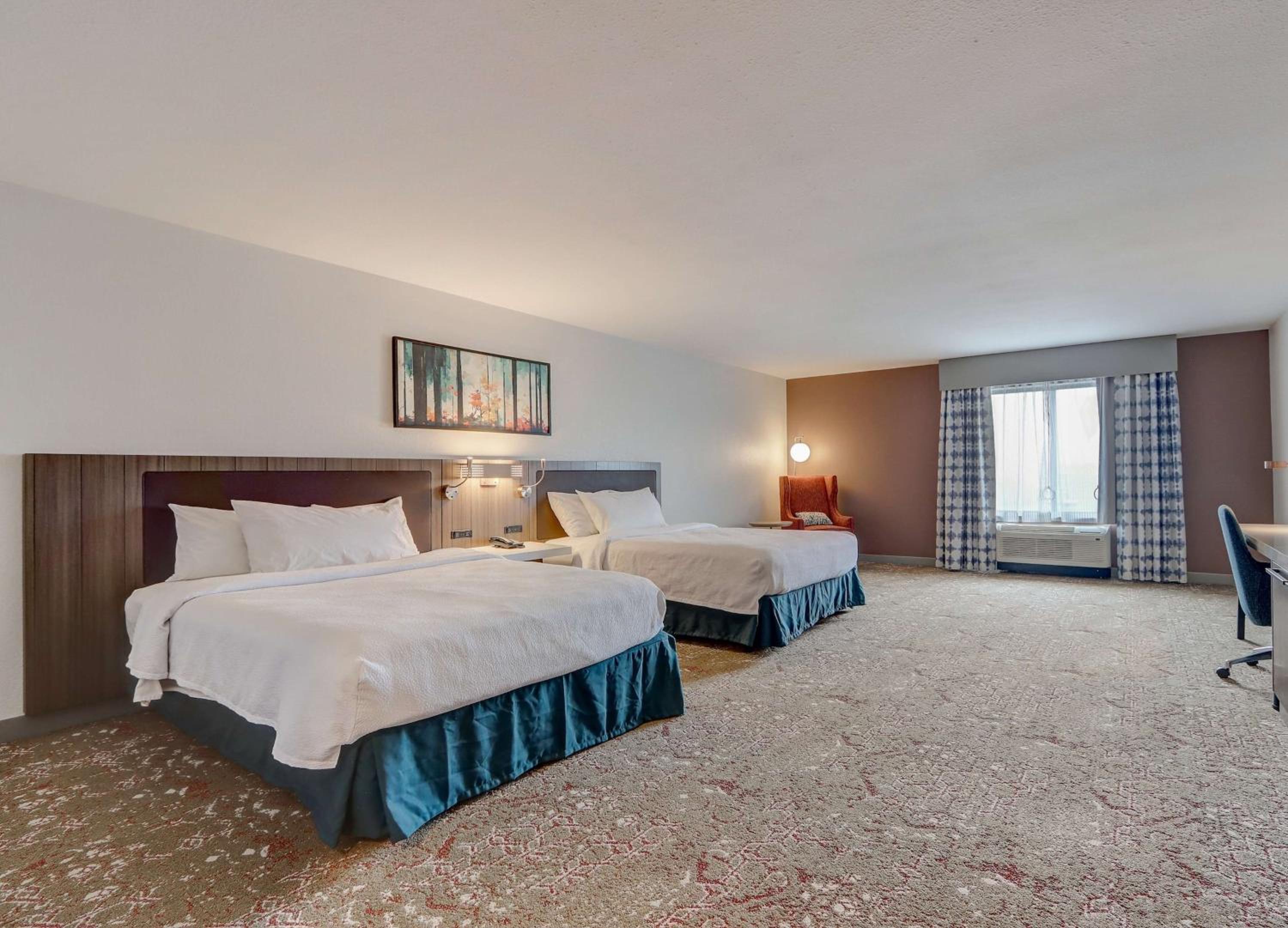 Queen Room with Two Queen Beds and Accessible Tub - Mobility Access - Photo 15
