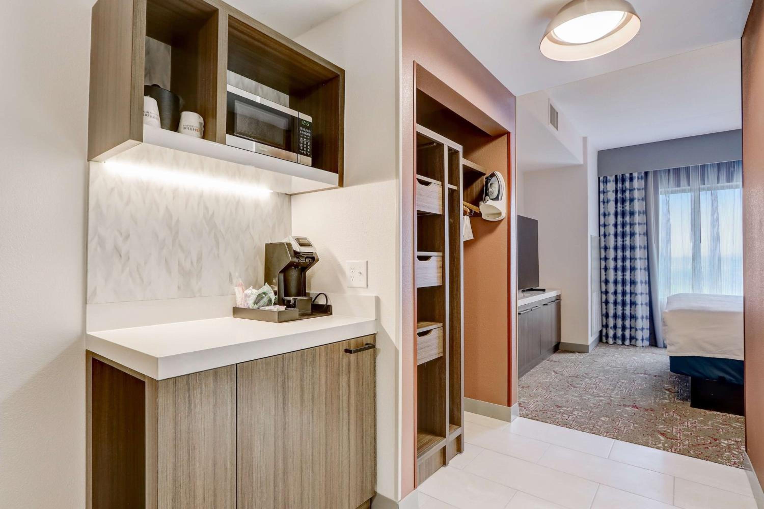 Junior King Suite with Seating Area - Photo 1