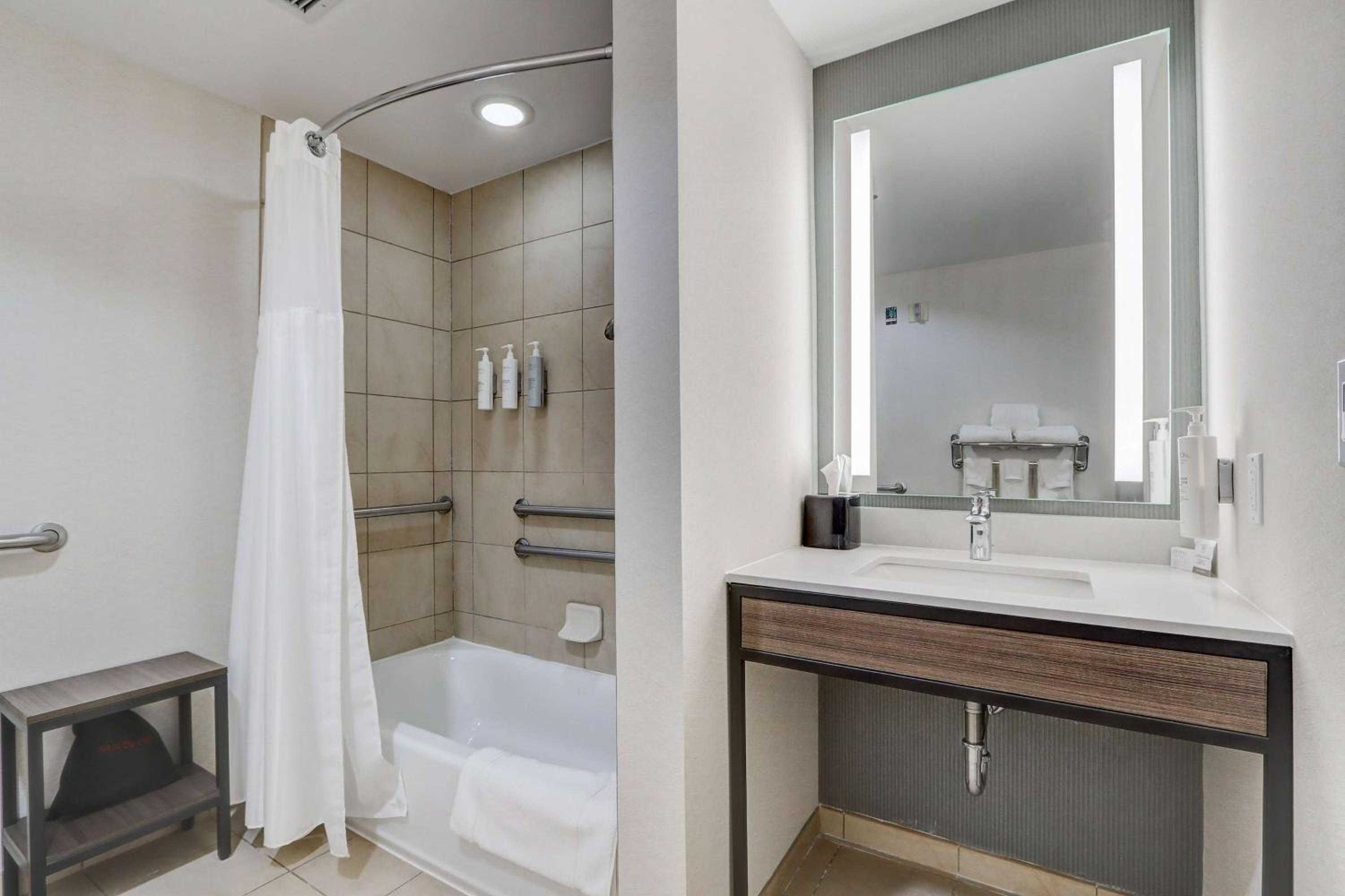 King Room with Bath Tub - Mobility Access - Photo 6