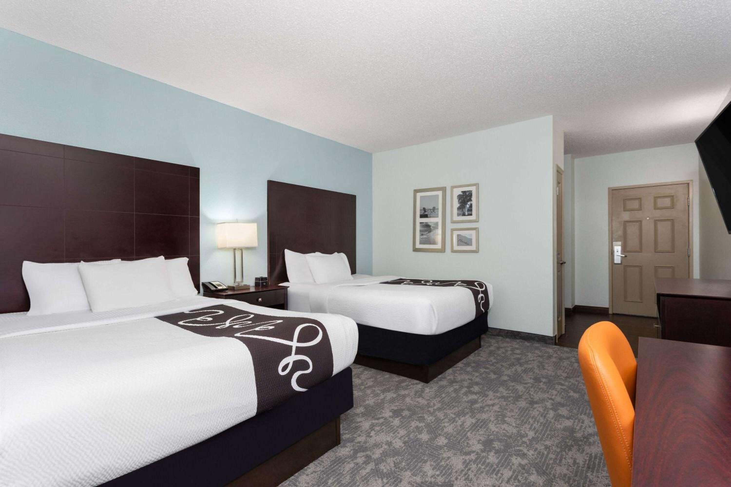 Queen Room with Two Queen Beds - Photo 7