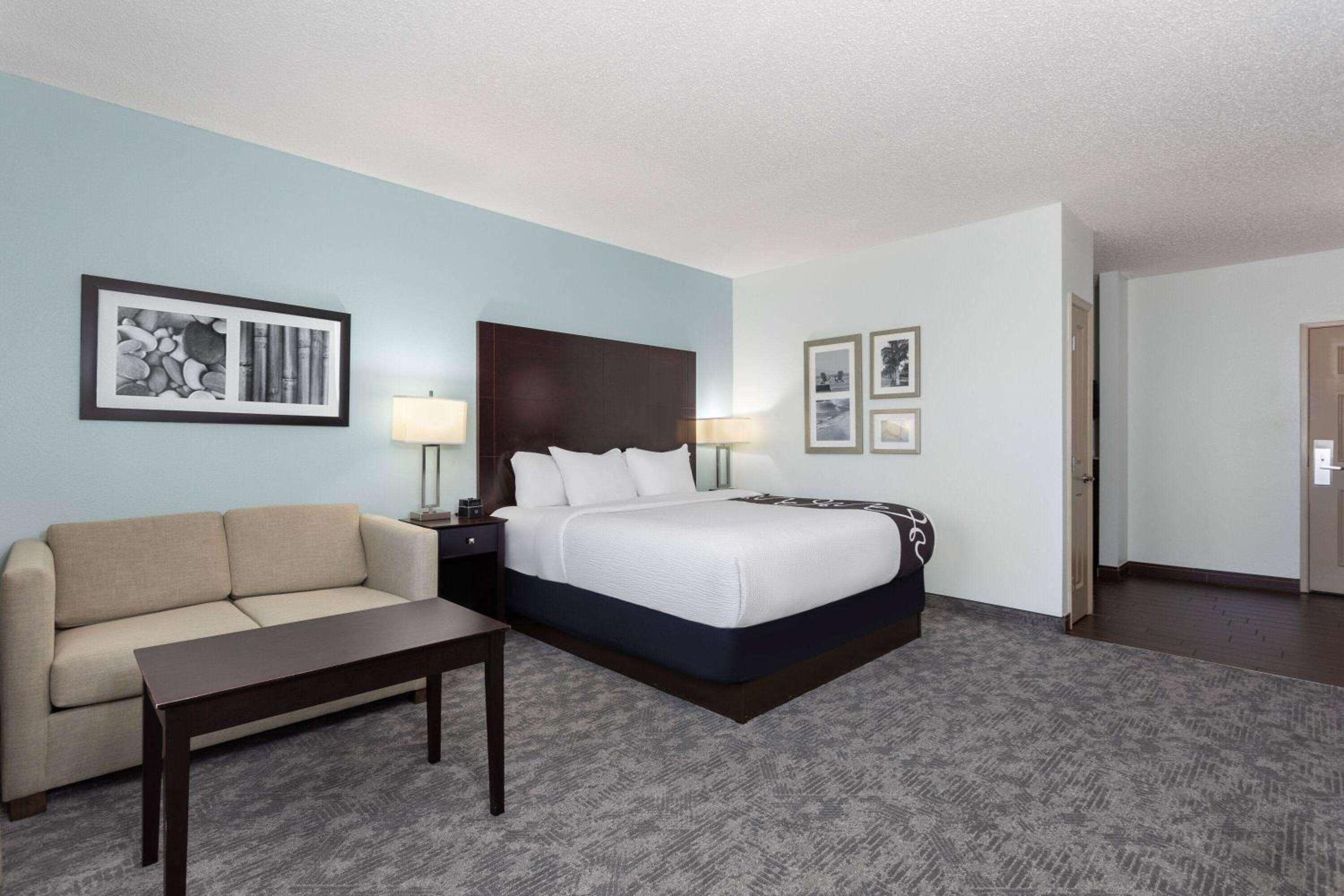 King Room with Sofa Bed - Photo 1