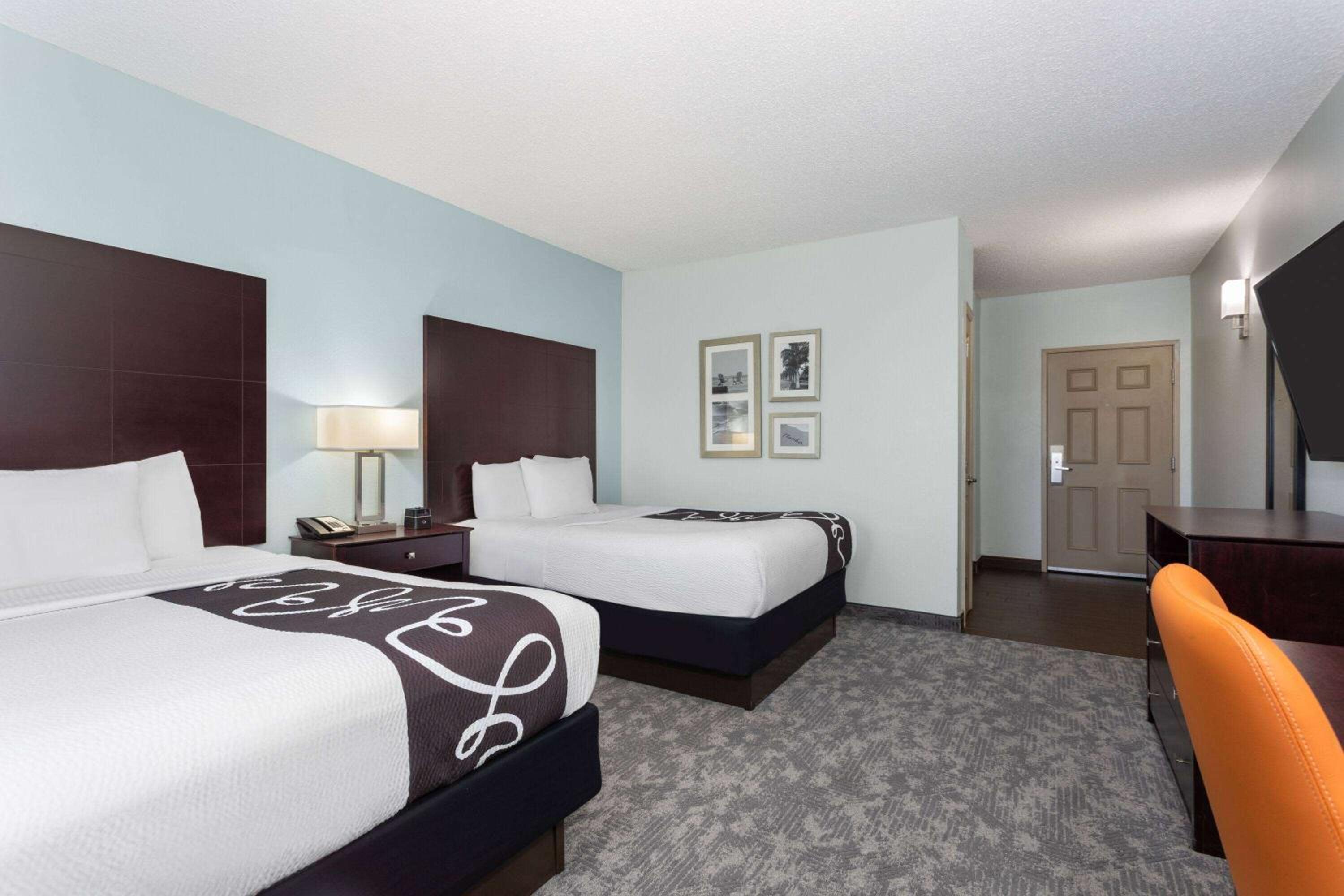 Queen Room with Two Queen Beds - Photo 2