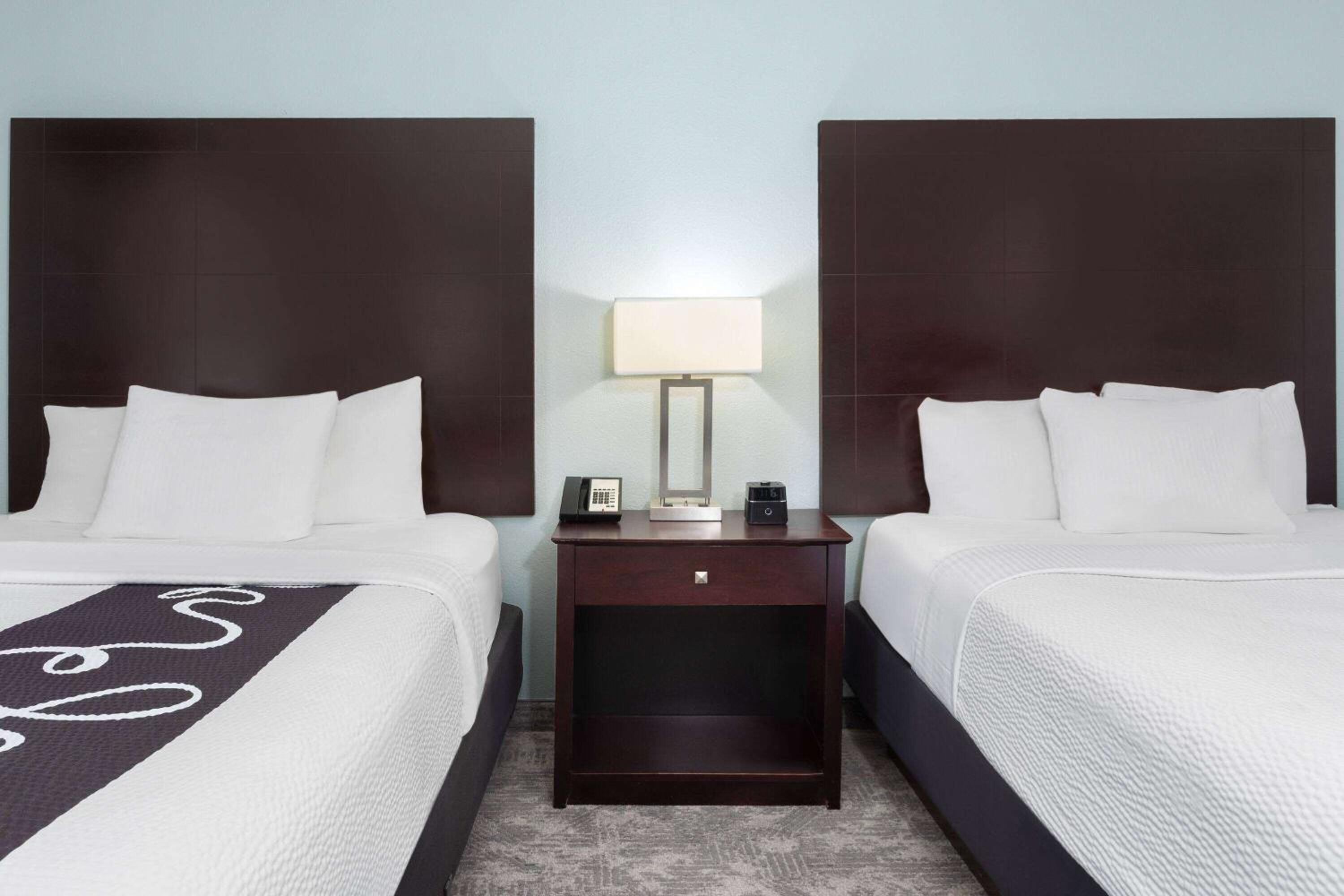 Queen Room with Two Queen Beds - Photo 3