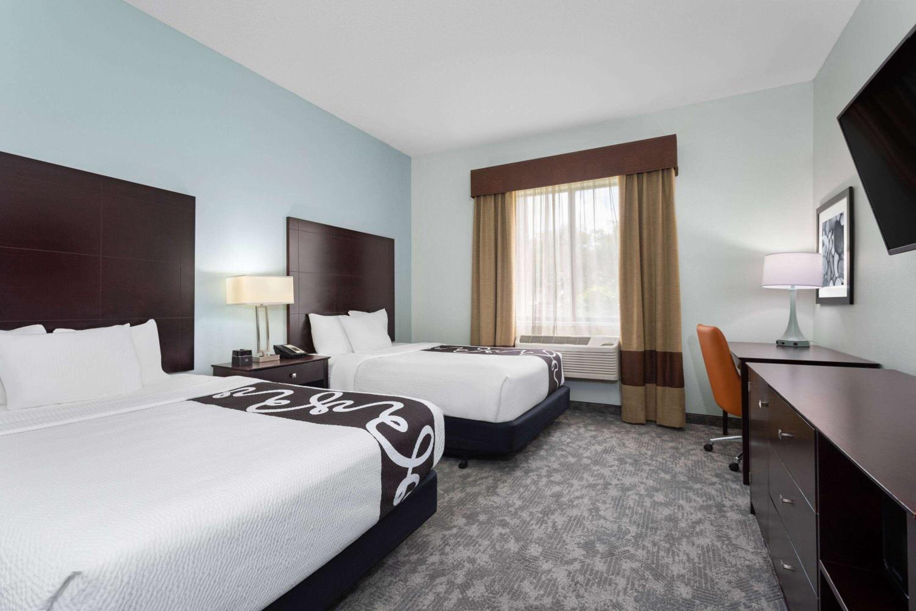 Queen Room with Two Queen Beds - Photo 4