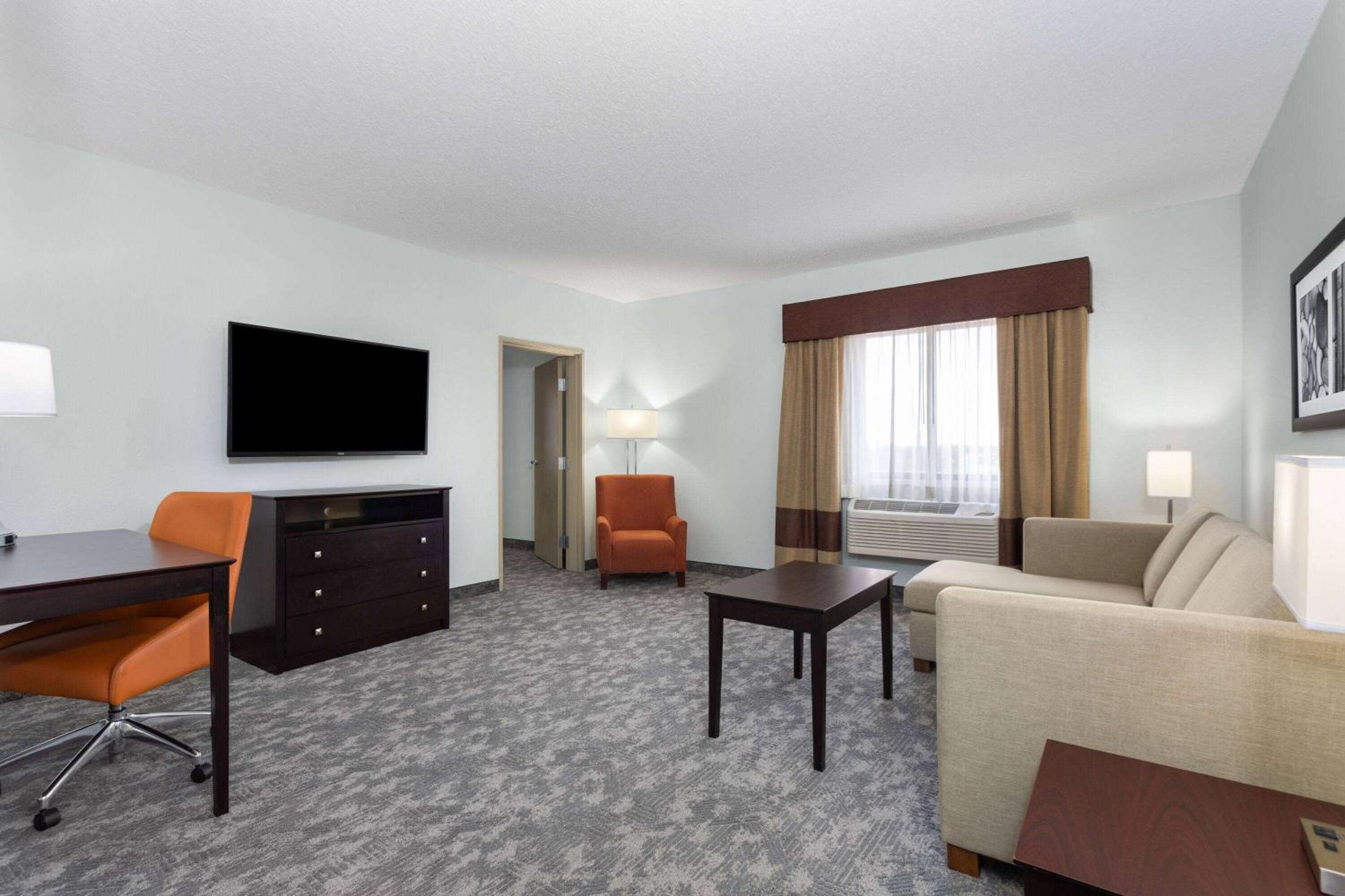 King Suite with Mobility/Hearing Impaired Access - Photo 3