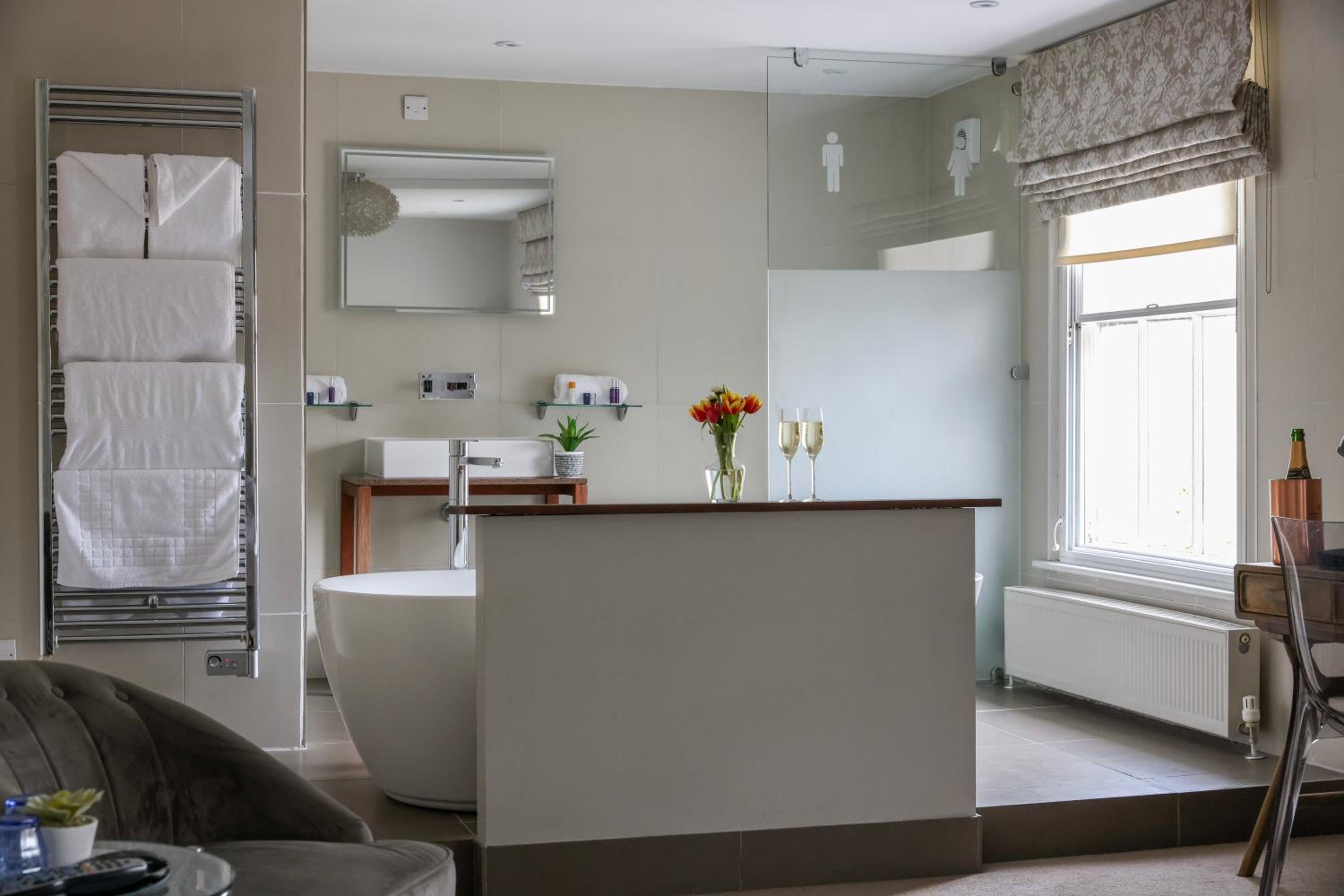 Suite - Photo 11
