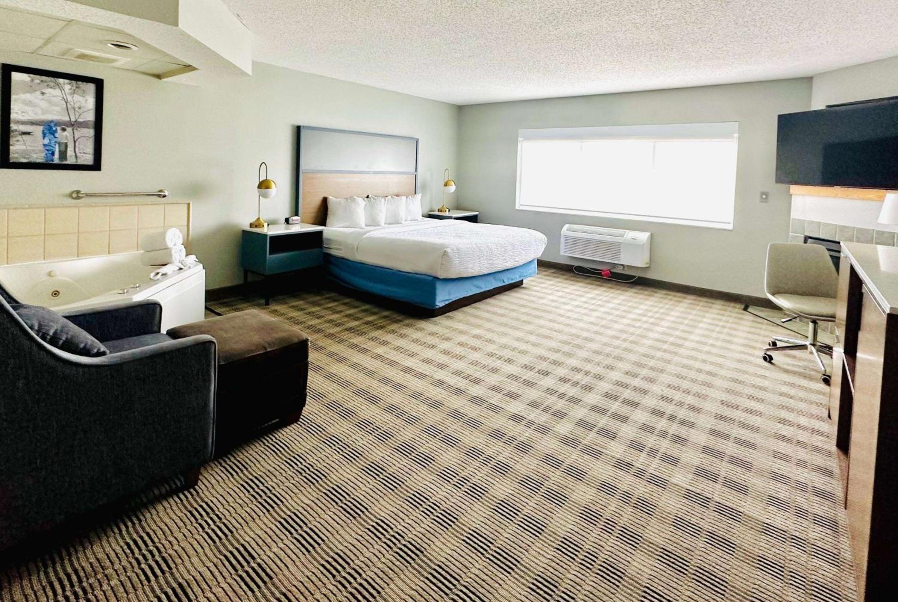 Deluxe King Suite - Non-Smoking - Photo 1