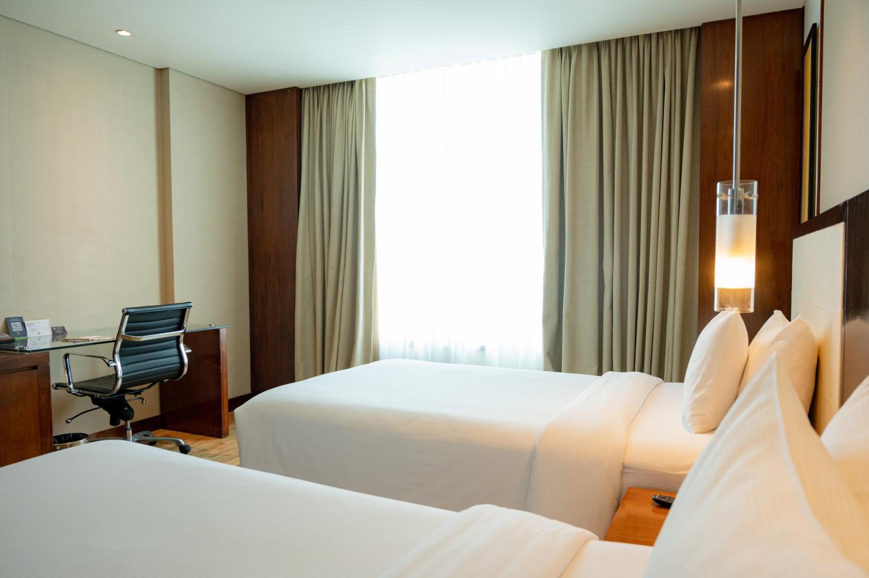 Deluxe Room Twin Beds - Photo 6