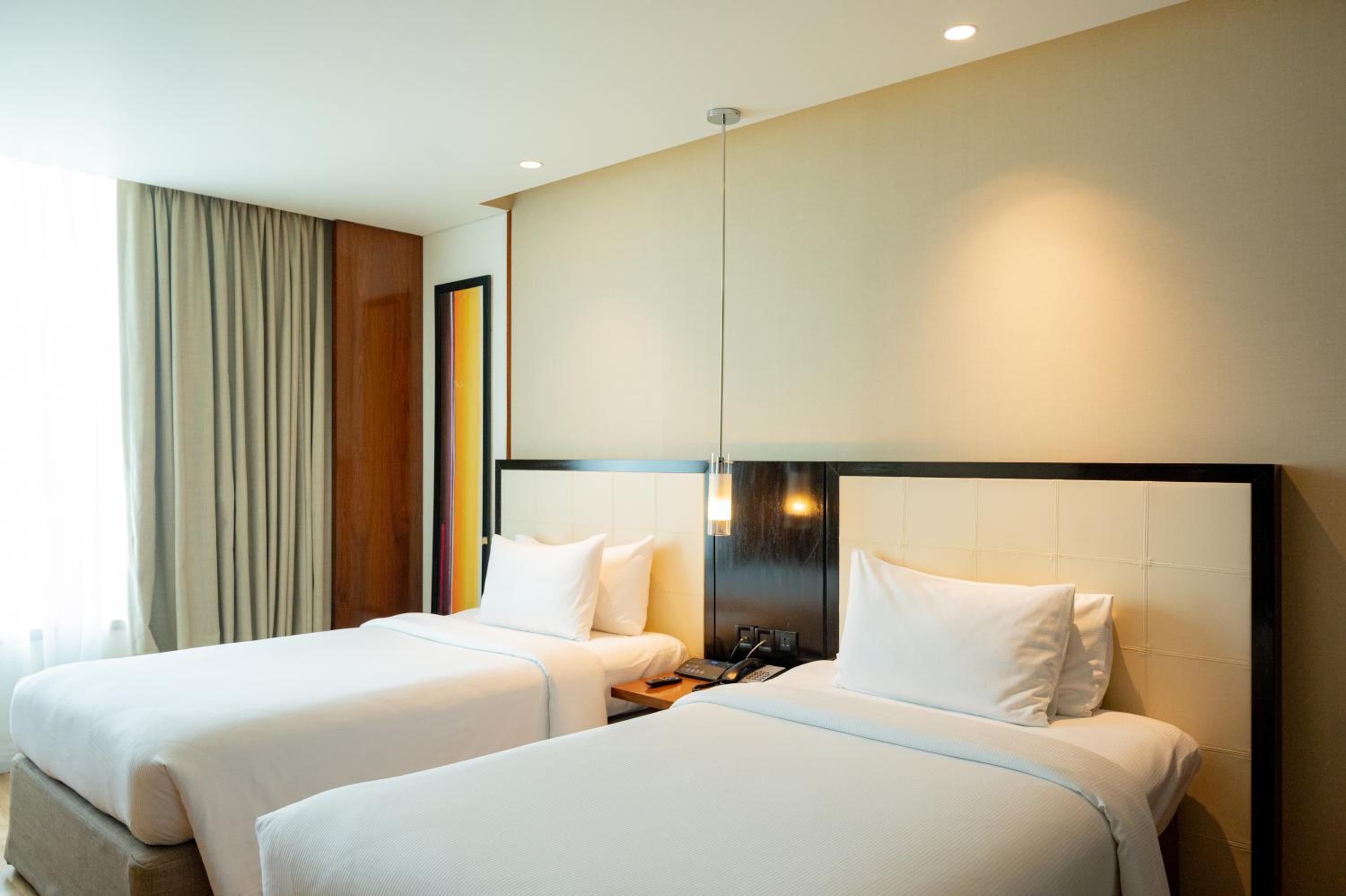 Deluxe Room Twin Beds - Photo 4