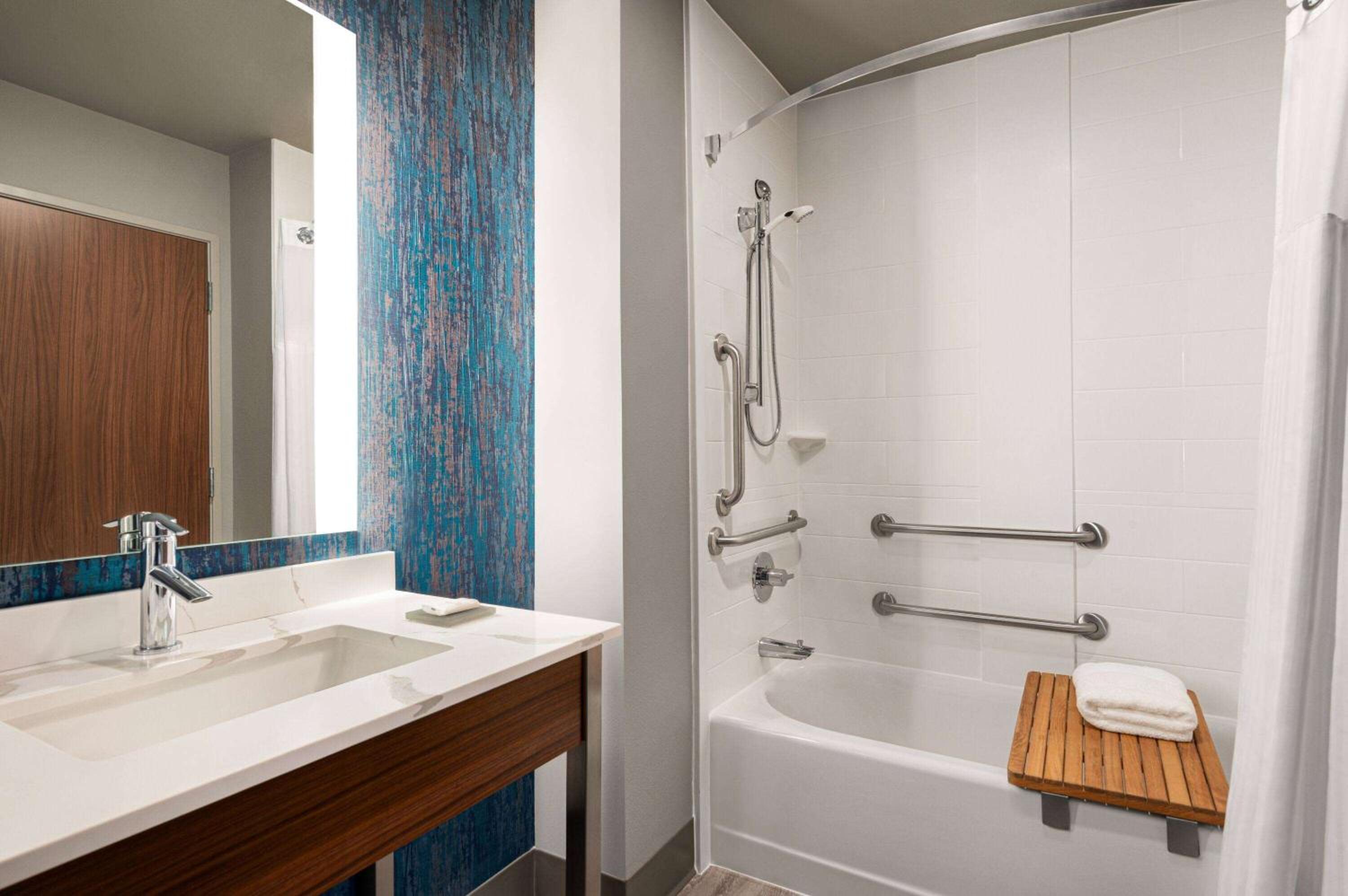Executive King Suite - Mobility and Hearing Impaired Access/Non-Smoking - Photo 2