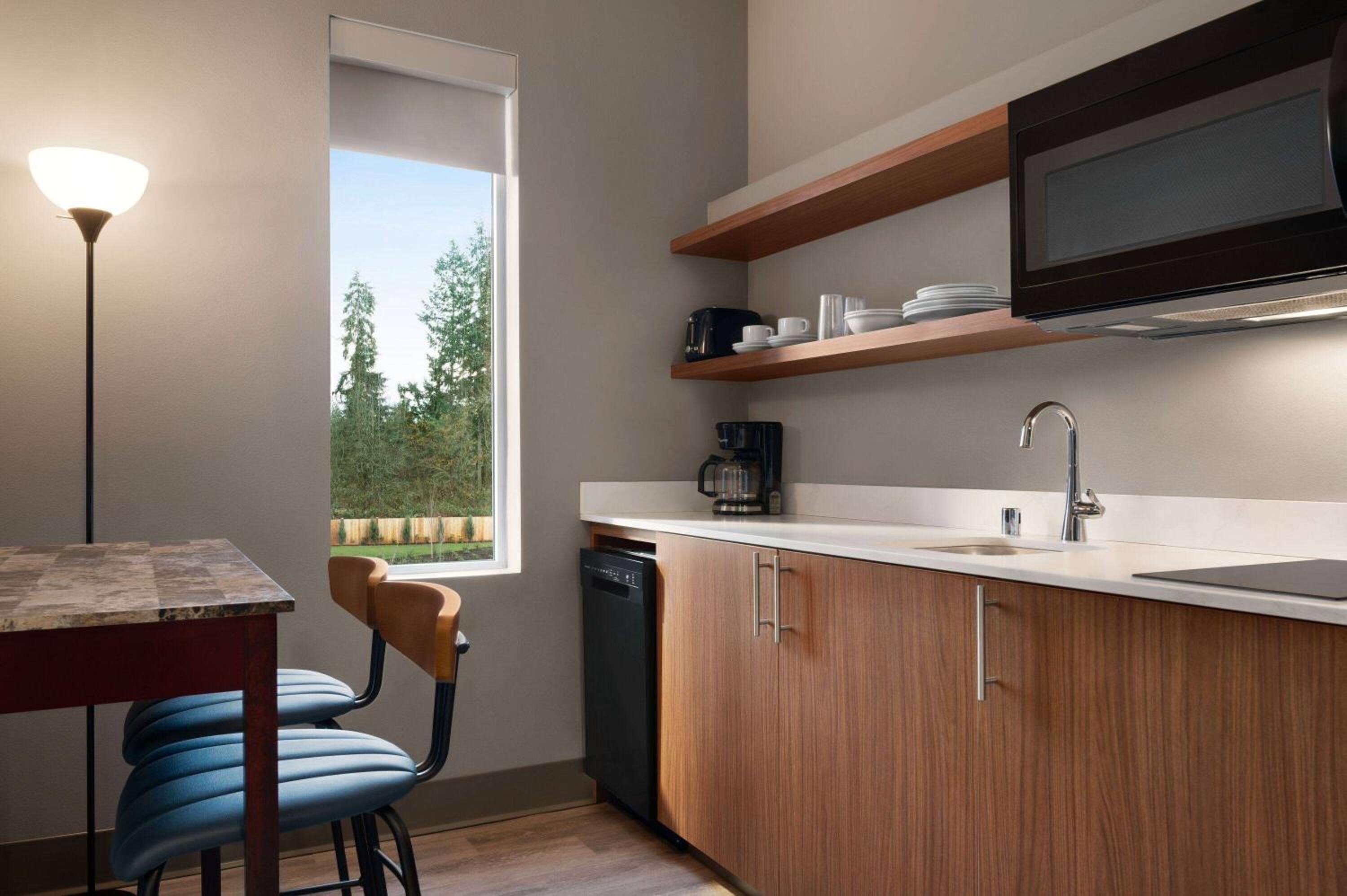 One-Bedroom King Suite with Kitchenette - Non-Smoking  - Photo 3