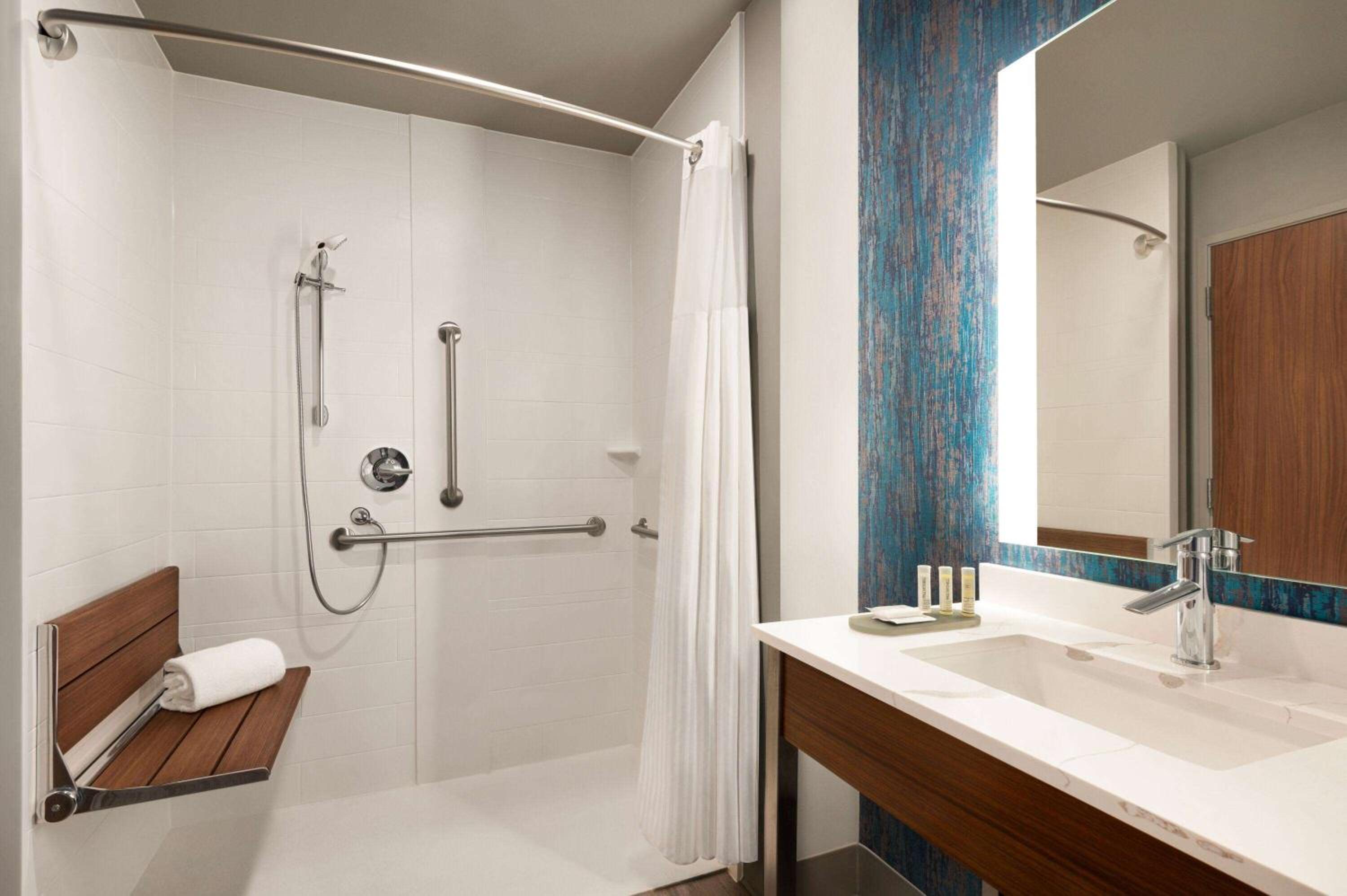 Queen Room with Two Queen Beds - Mobility and Hearing Impaired Access/Non-Smoking - Photo 7