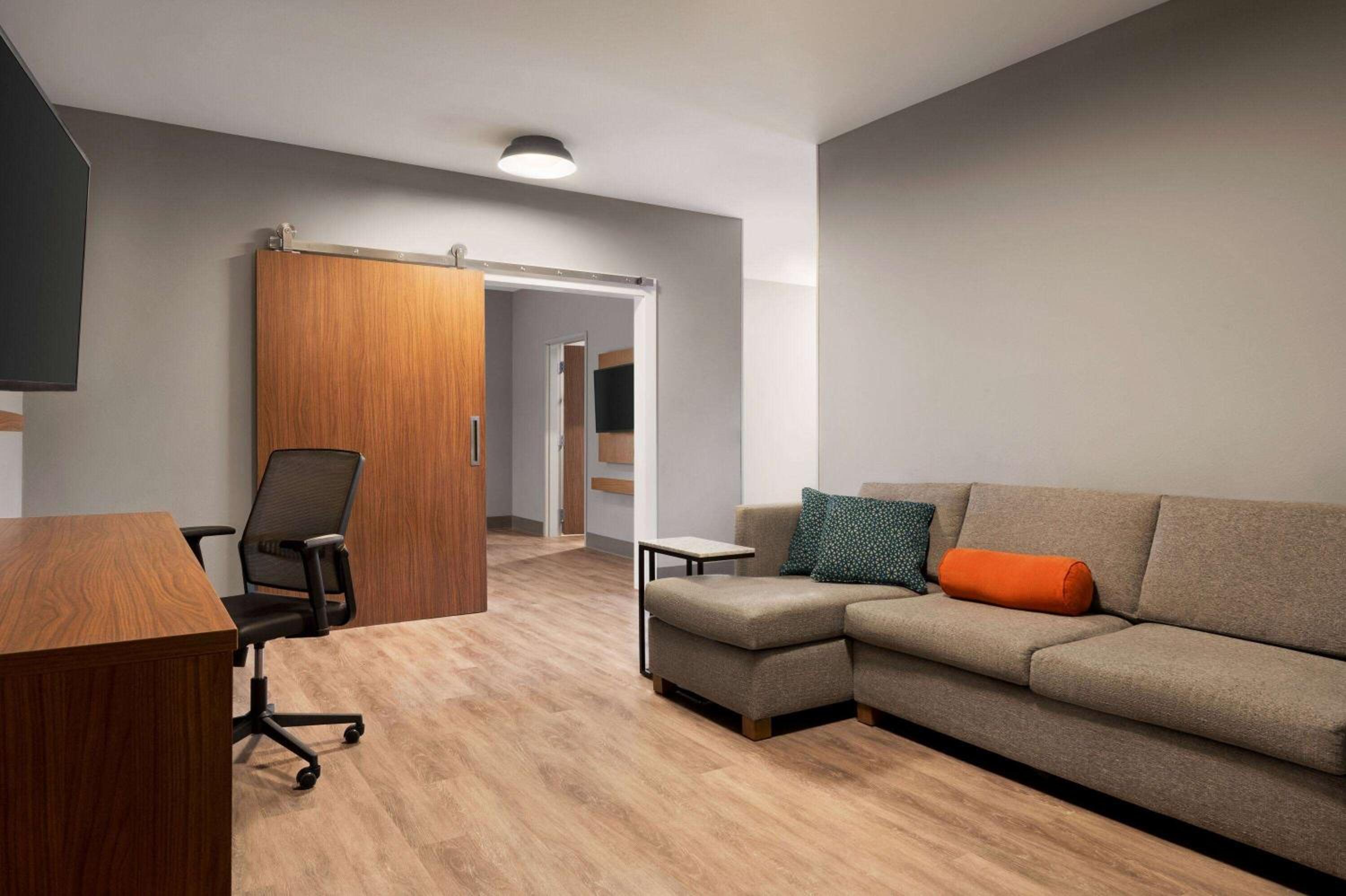 One-Bedroom King Suite with Kitchenette - Non-Smoking  - Photo 6