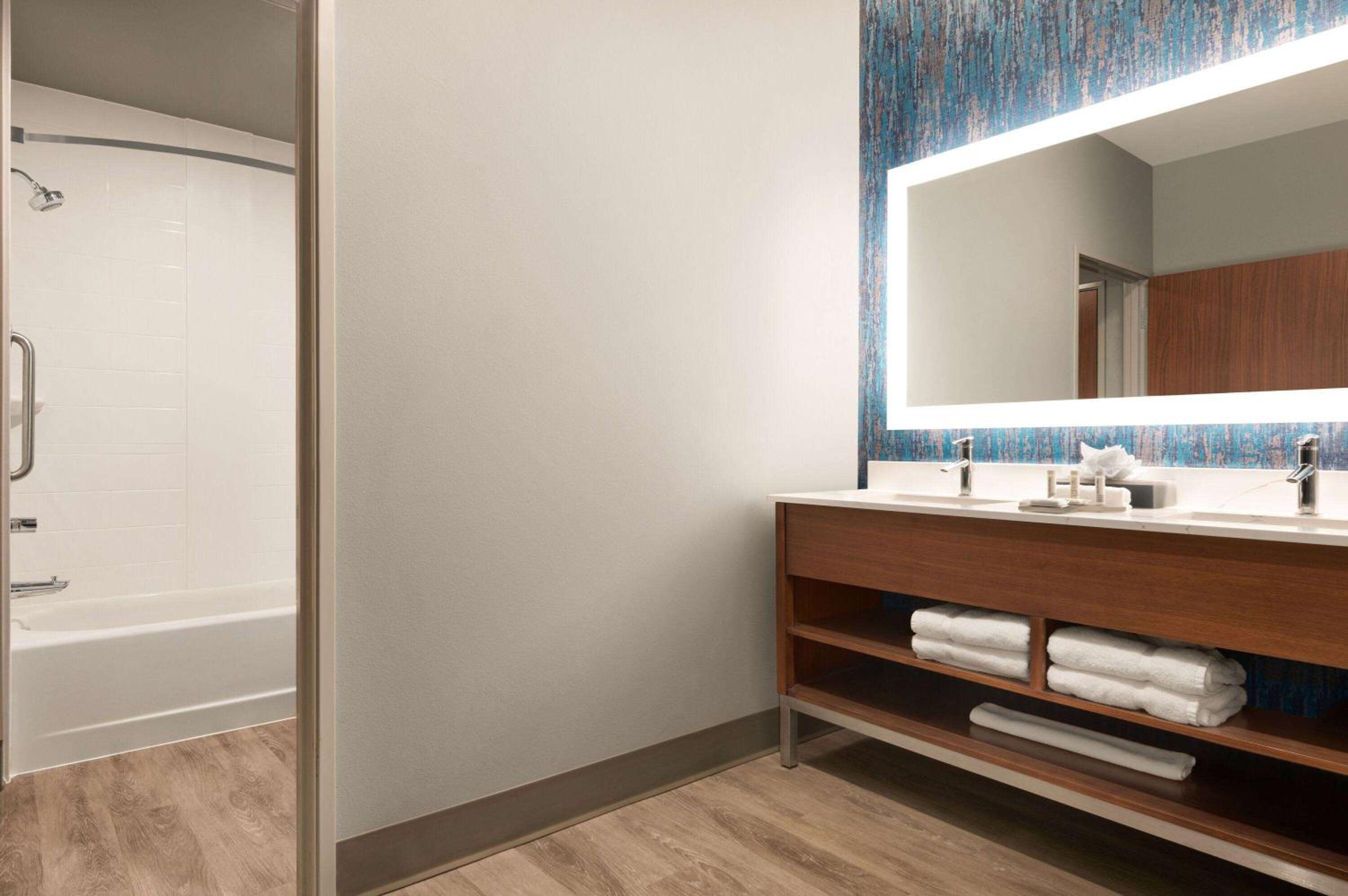 One-Bedroom King Suite with Kitchenette - Non-Smoking  - Photo 7