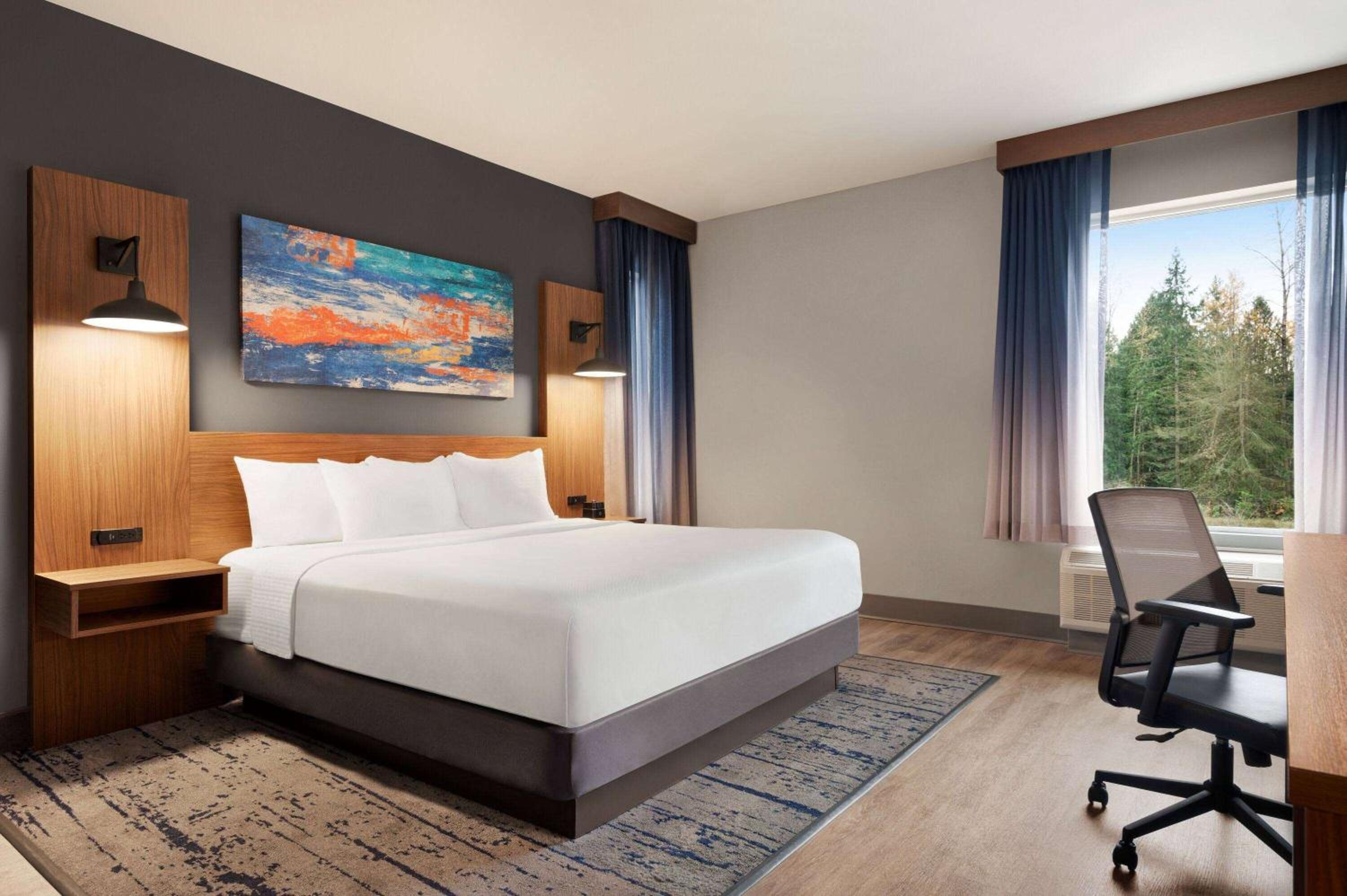 King Suite with Kichenette - Non-Smoking - Photo 1
