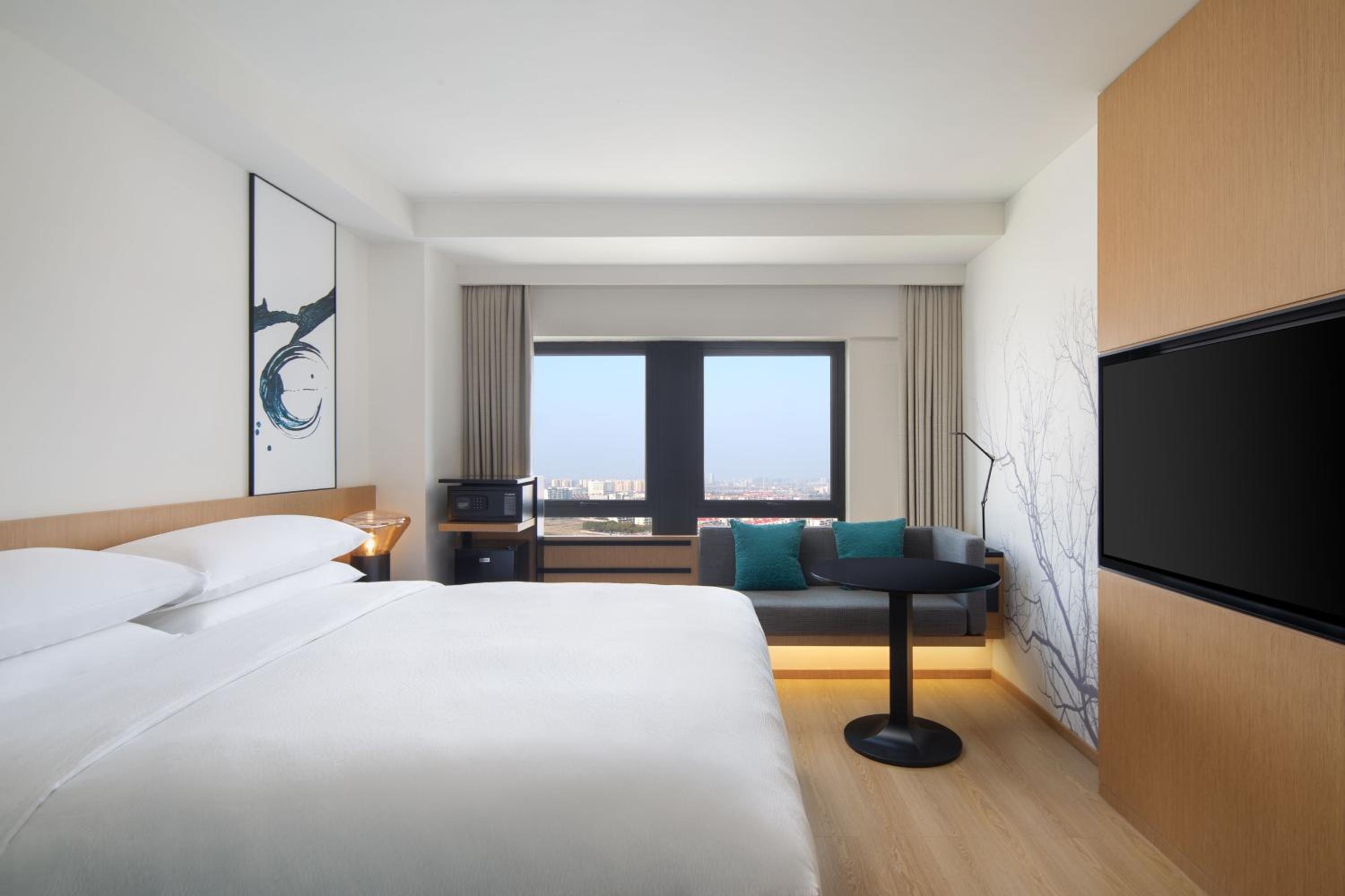 Standard King Room with City View