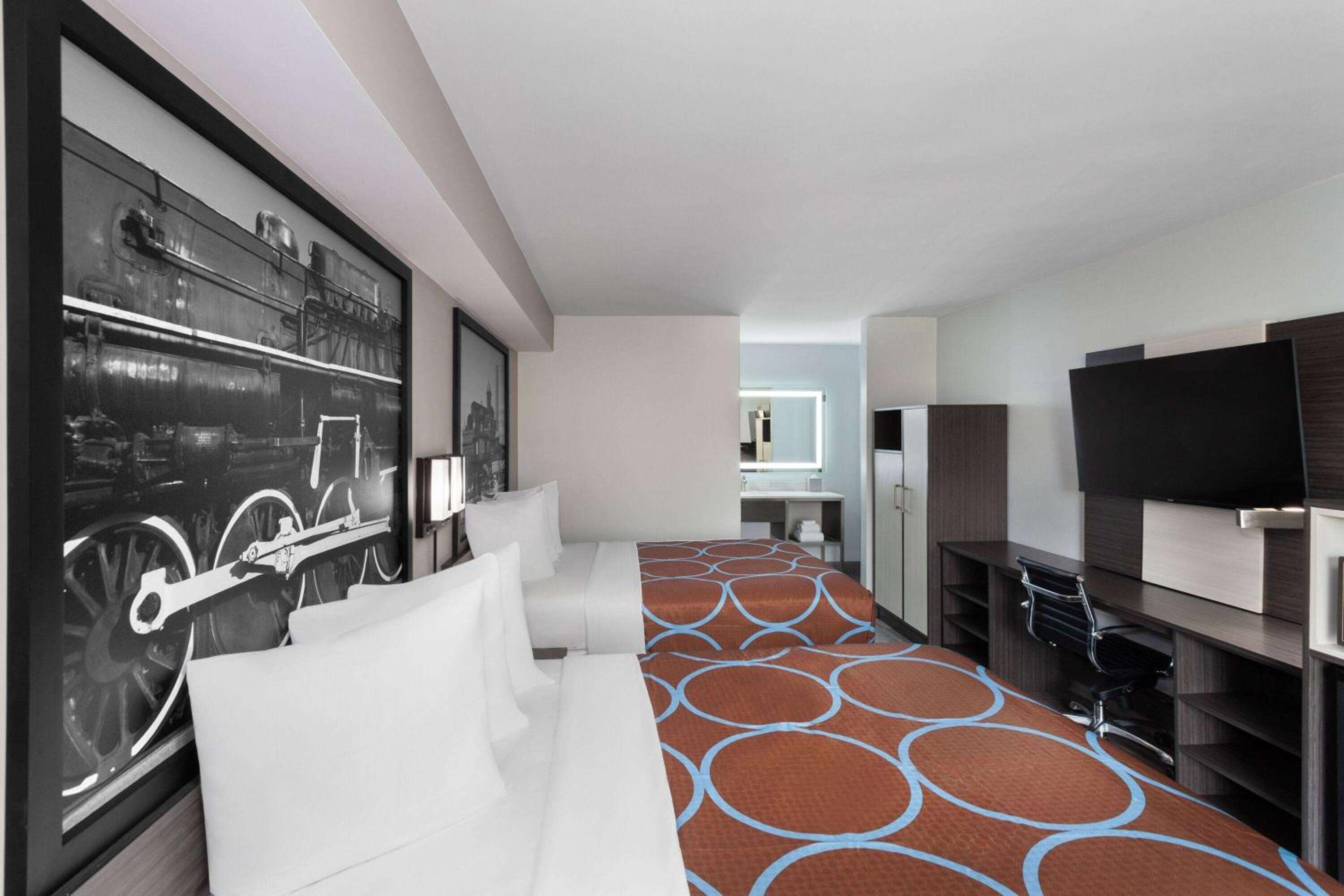 Queen Room with Two Queen Beds - Non-Smoking - Photo 1