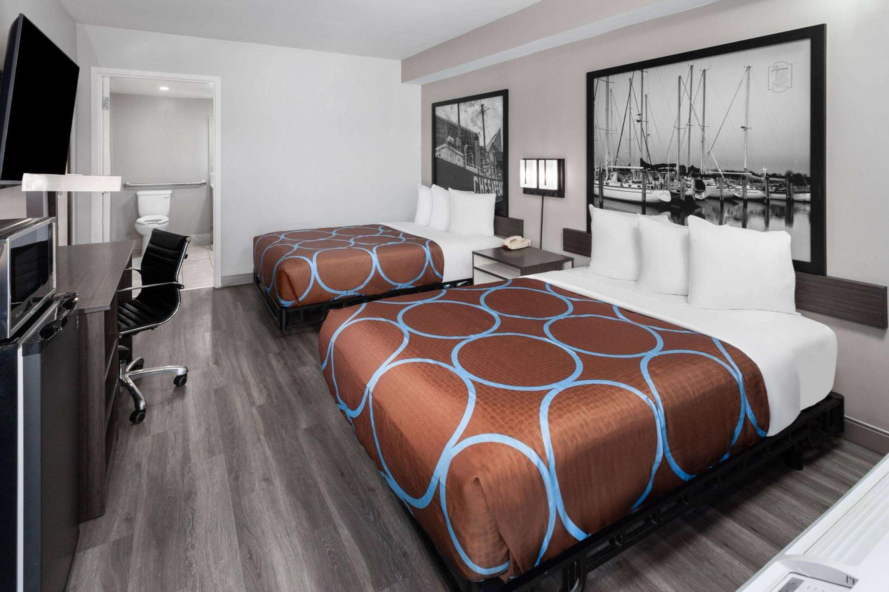 Double Room with Two Double Beds and Bathtub - Mobility/Hearing Accessible - Non-Smoking - Photo 1