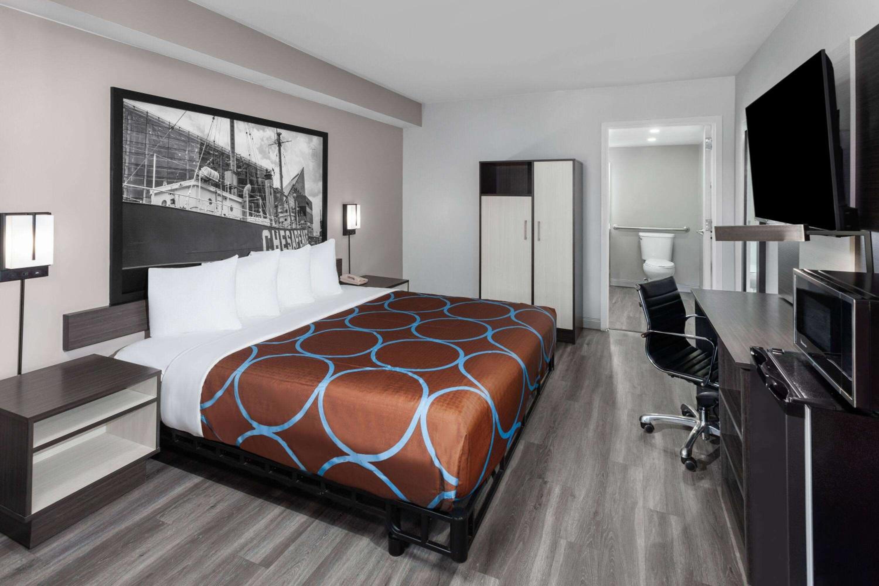 King Room with Tub and Grab Bars - Mobility/Hearing Accessible - Non-Smoking - Photo 1