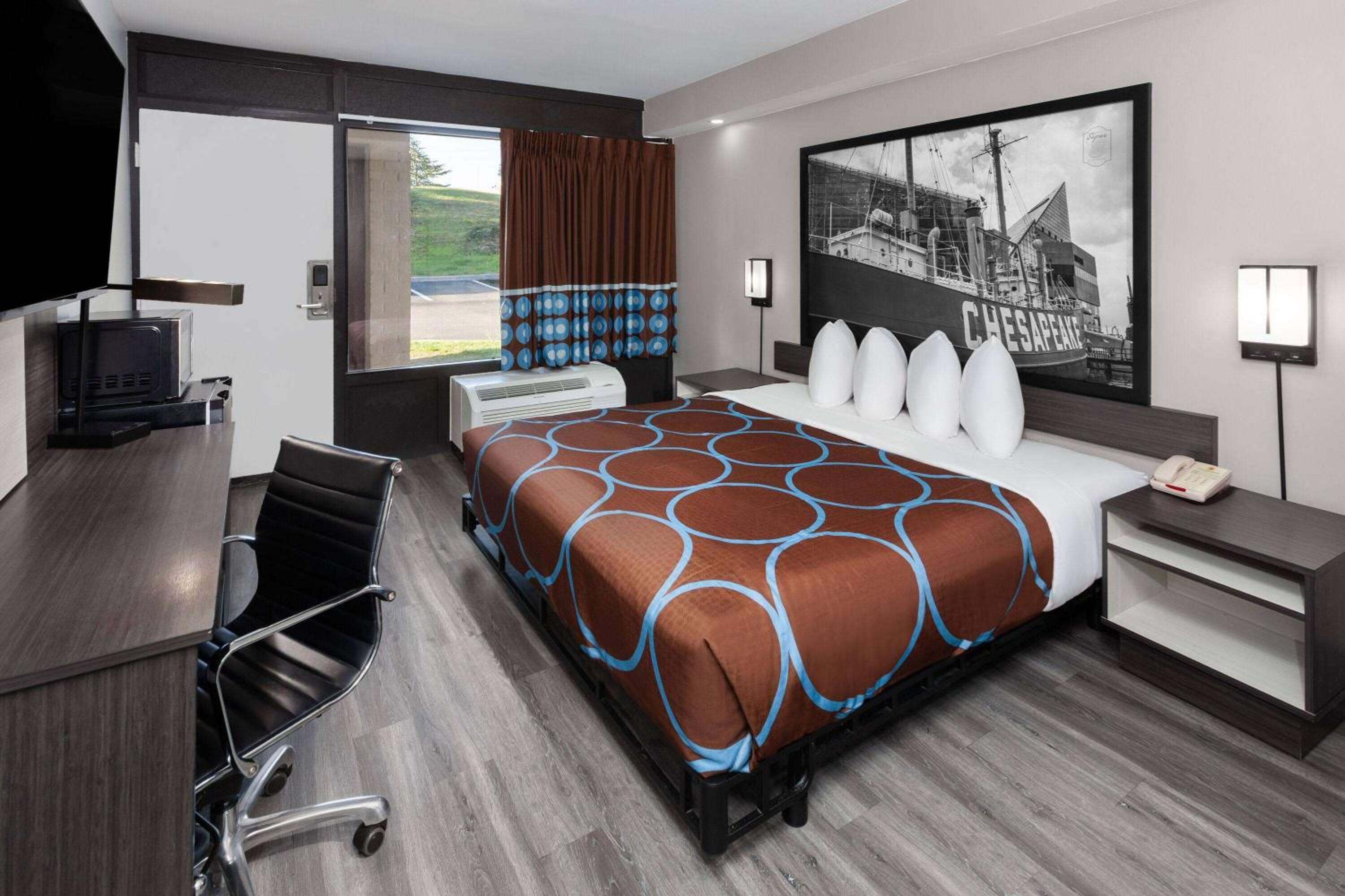 King Room with Mobility/Hearing Access and Roll-In Shower, Non-Smoking - Photo 1