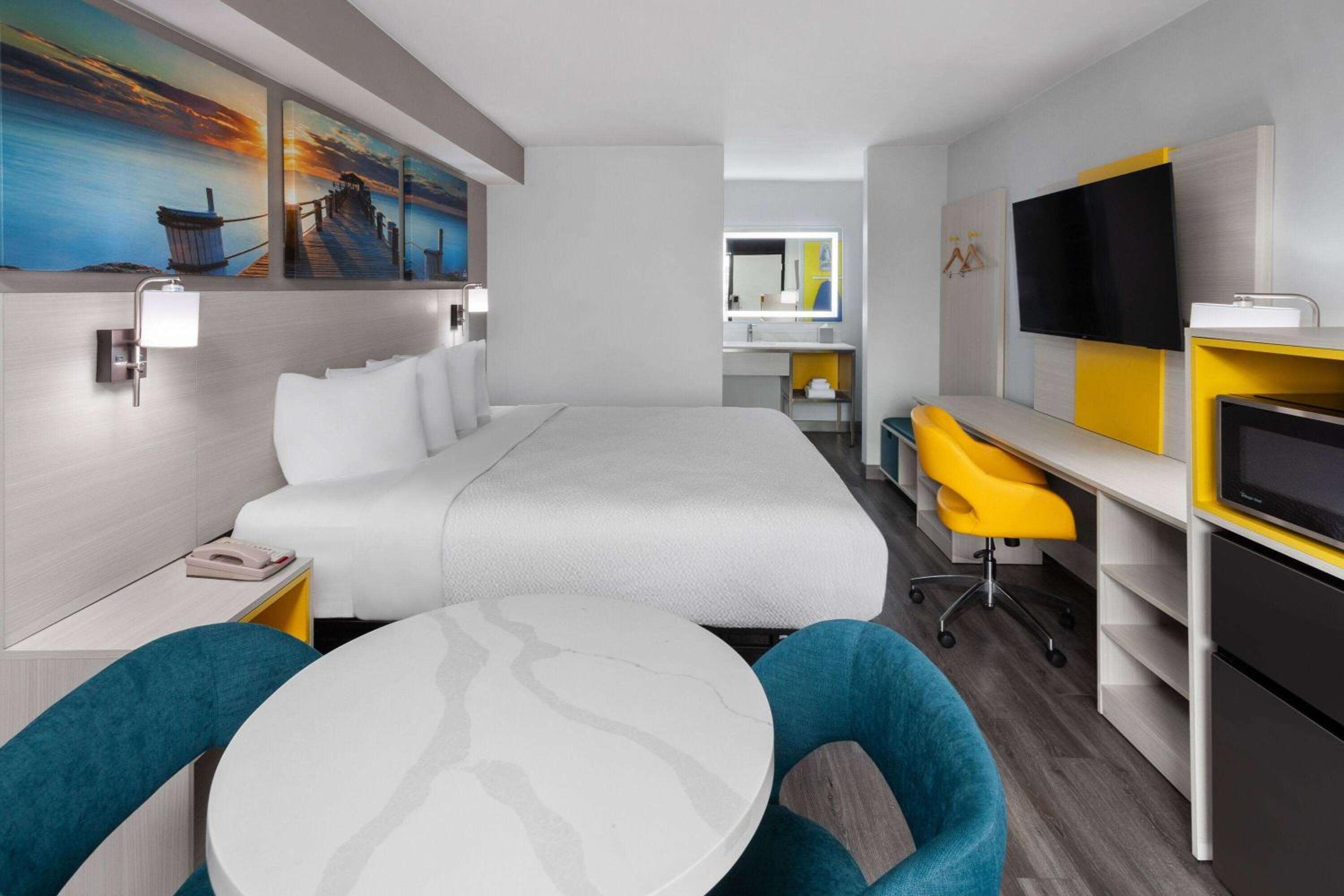 Deluxe King Room - Non-Smoking - Photo 1
