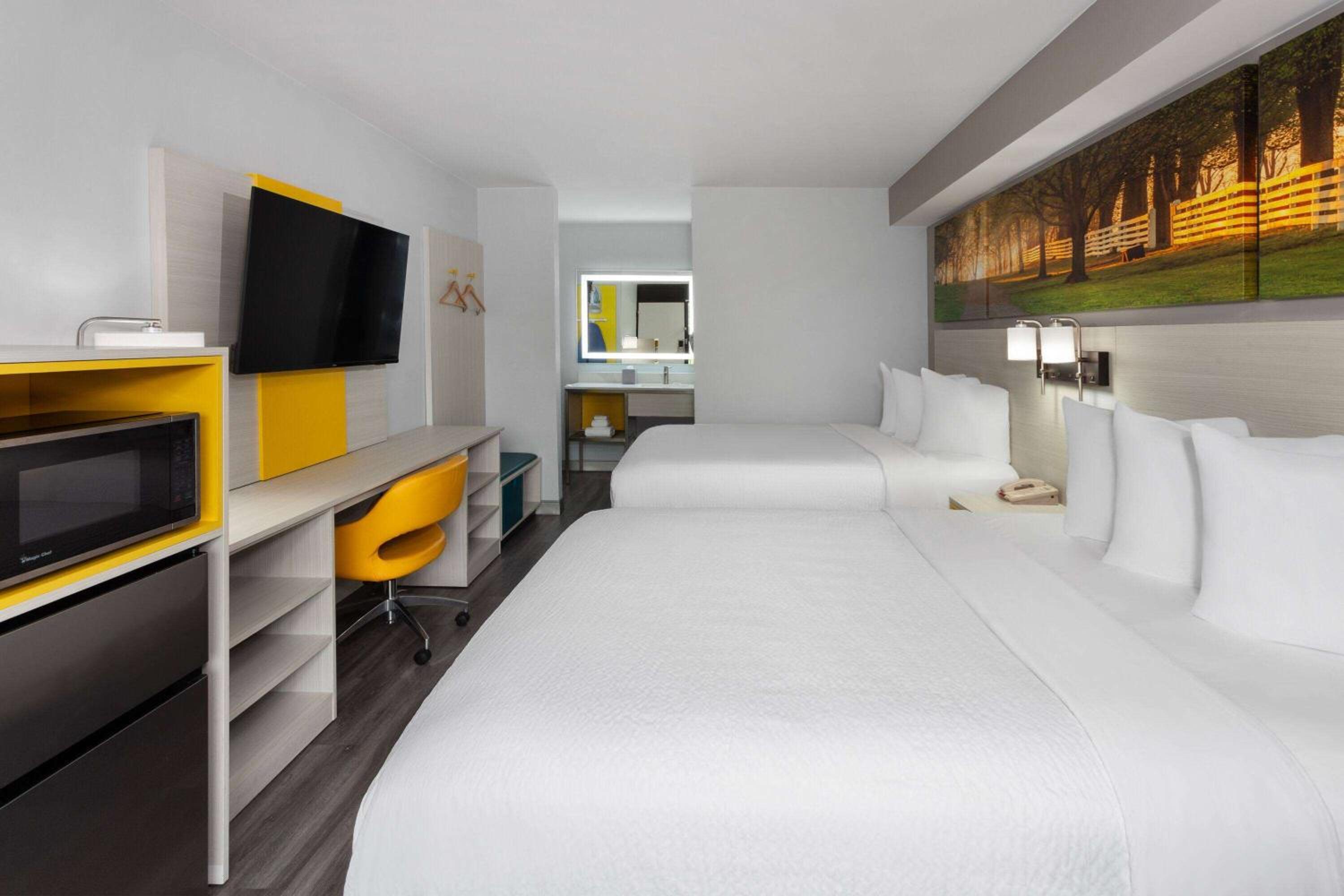 Queen Room with Two Queen Beds - Non-Smoking - Photo 1