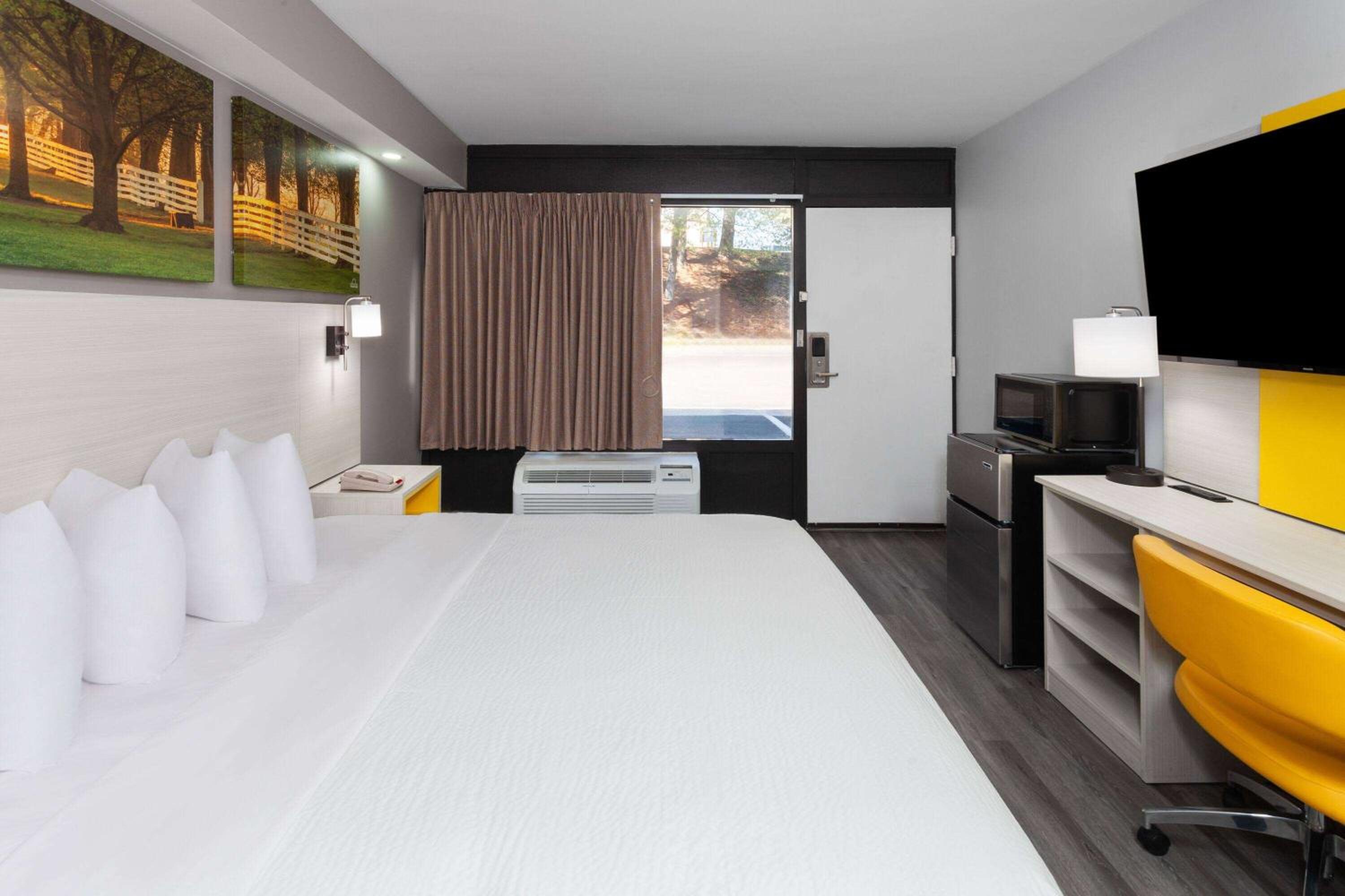 King Room with Roll-in Shower - Mobility Access/Non-Smoking - Photo 1