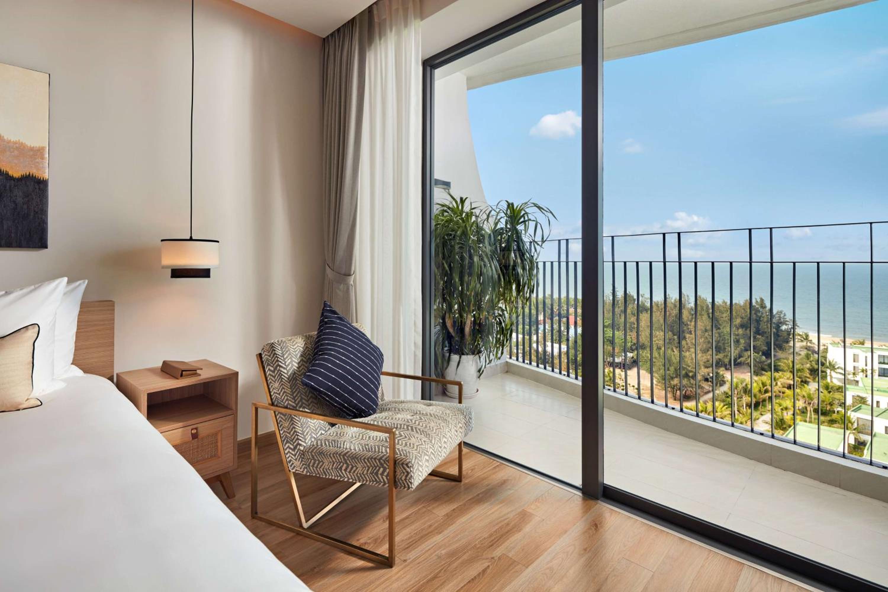 Superior King Room with Ocean View - Photo 3