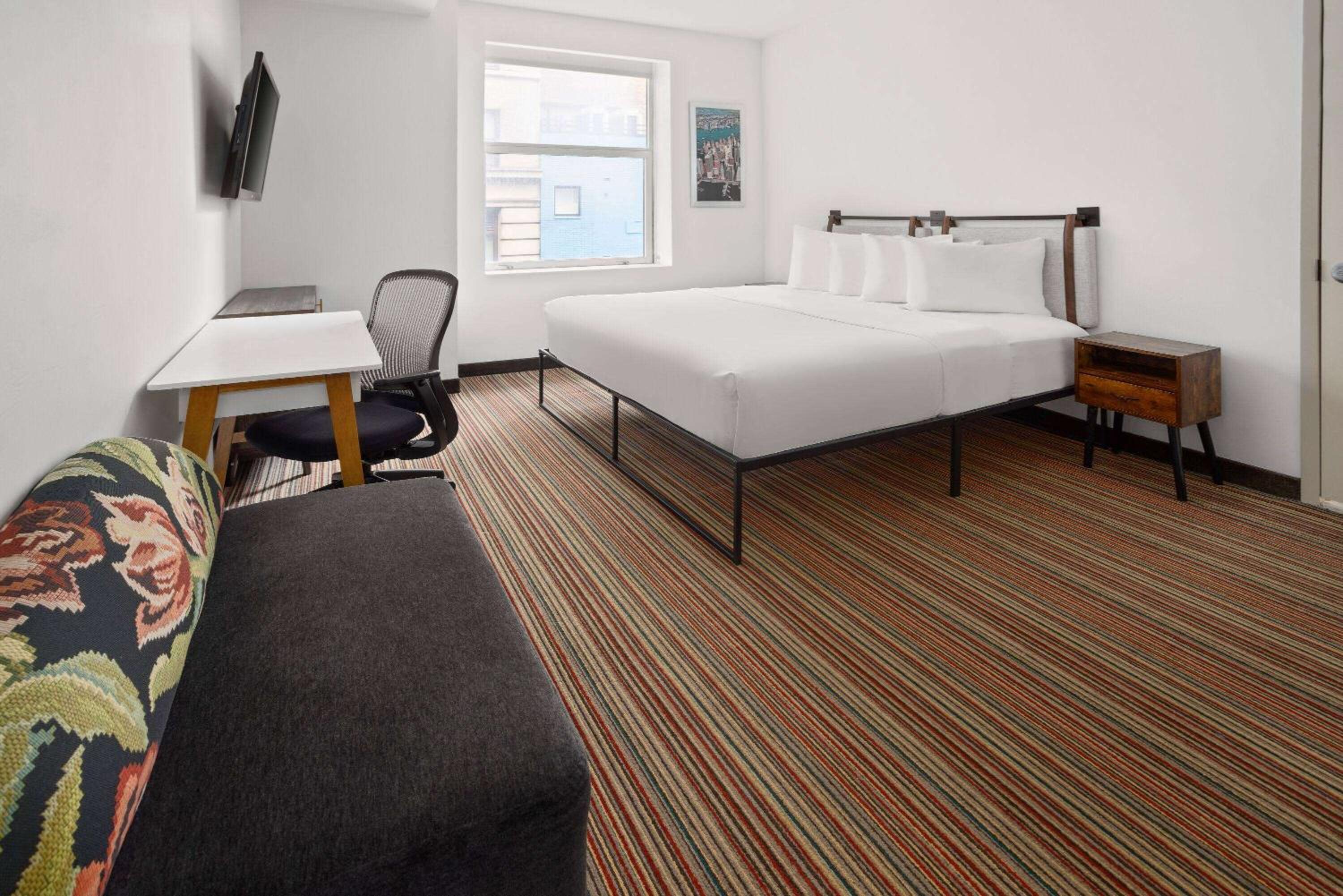 King Room With Roll-In Shower - Mobility Access/Non-Smoking photo 1