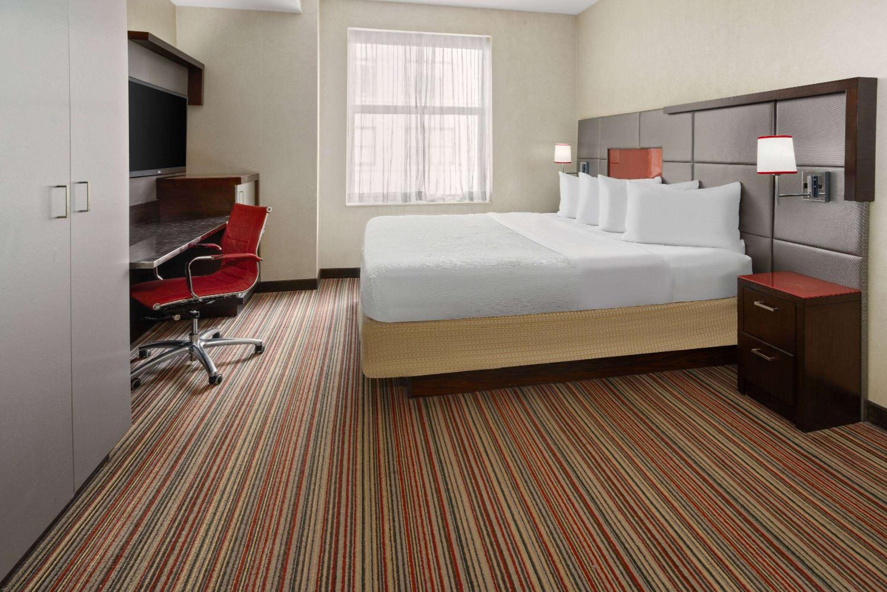 King Deluxe Room With Mobility Access And Roll-Shower, Non-Smoking photo 1