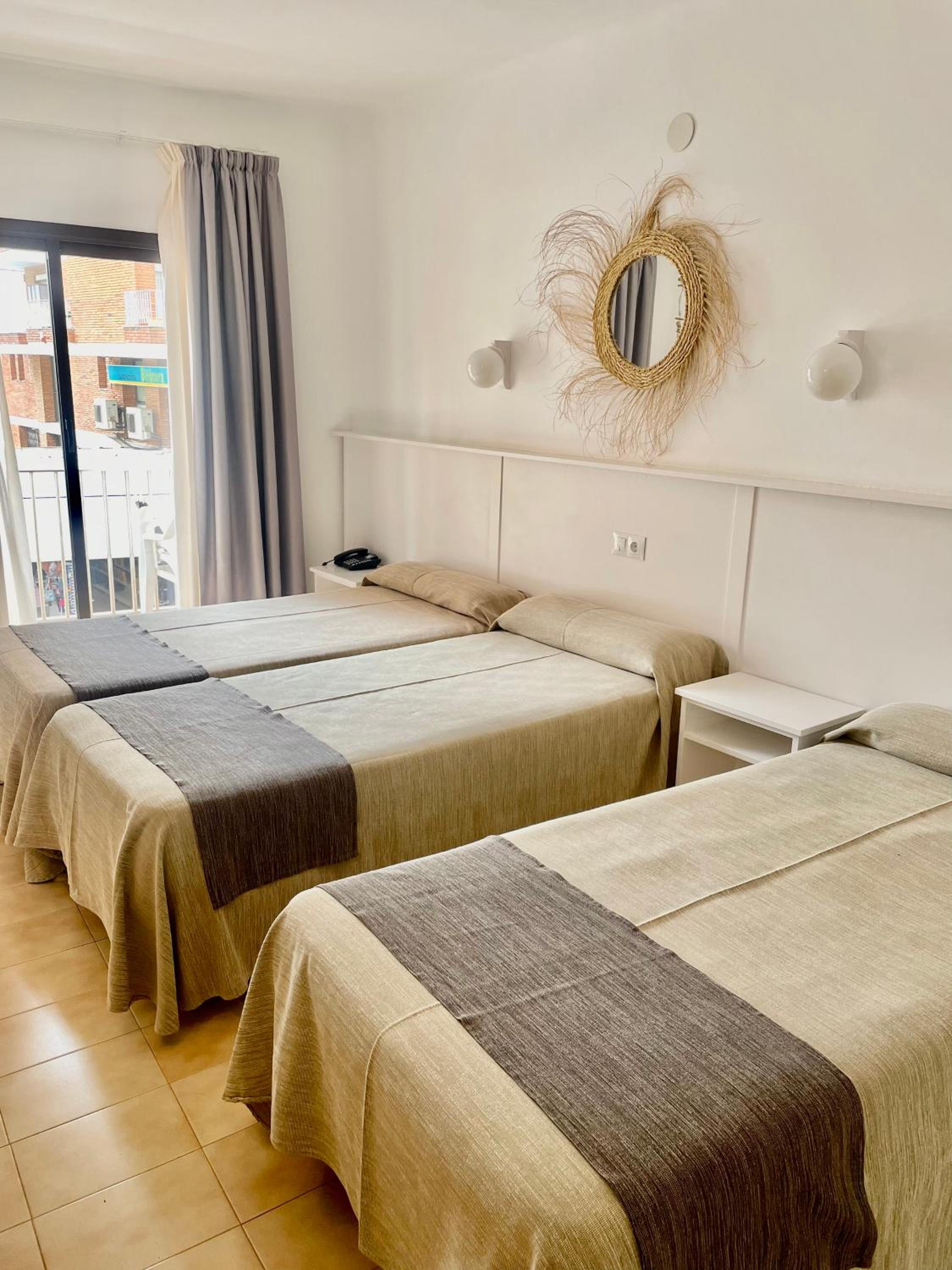 Habitación Doble con cama supletoria (2 adultos + 1 niño)