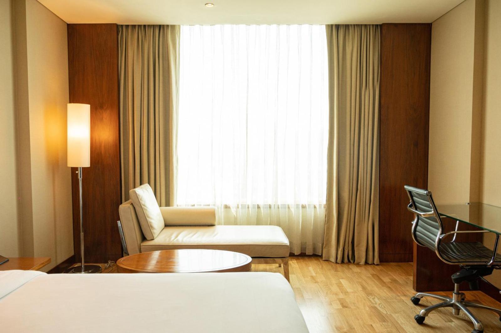 Deluxe Room Queen Bed on Higher Floor - Photo 5