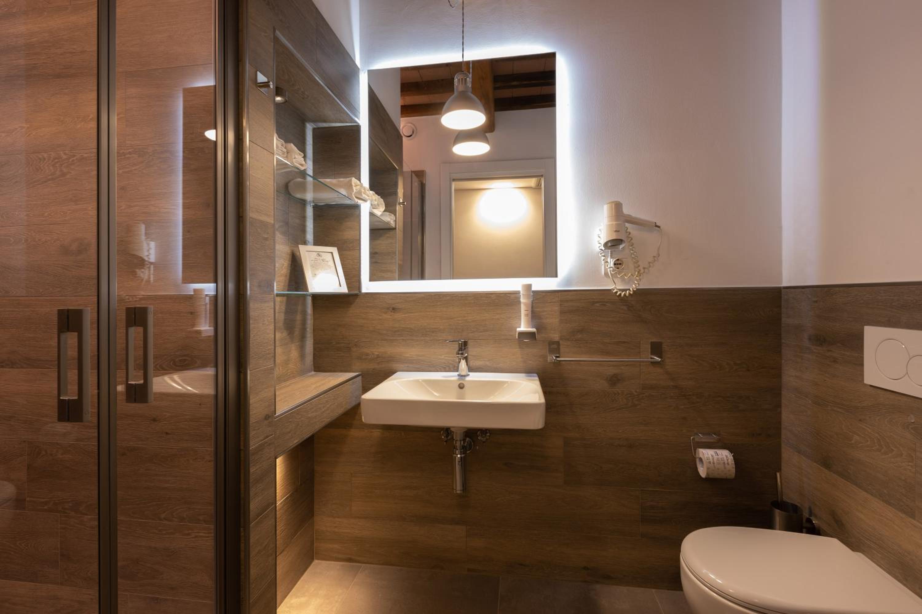 Deluxe Single Room With Balcony photo 2