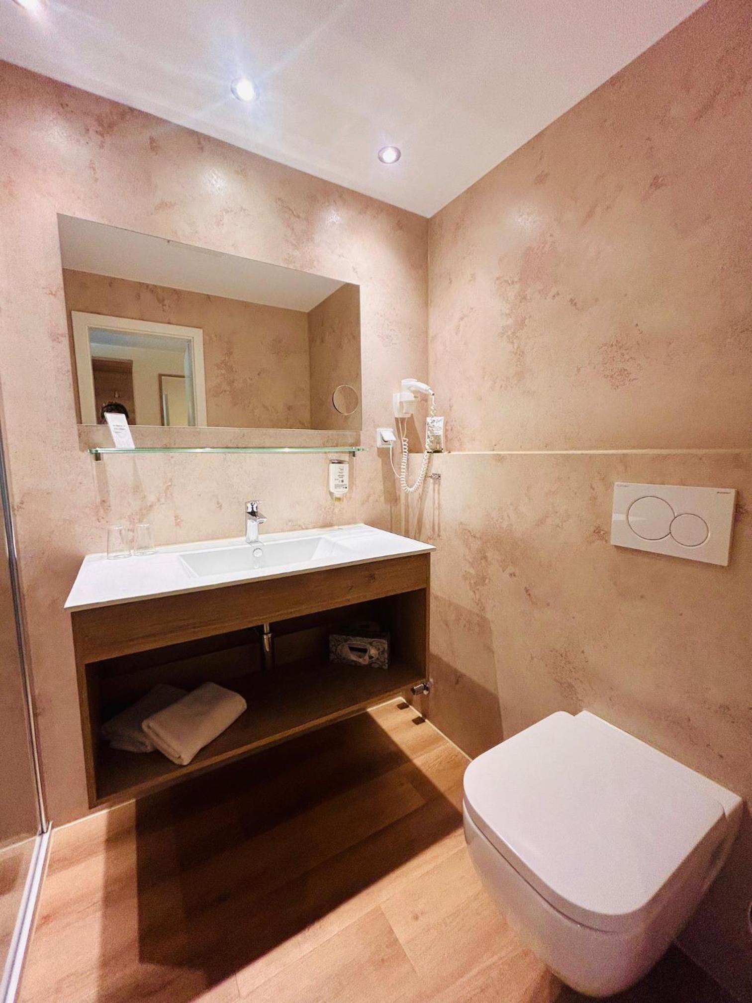 Standard Double Room photo 3