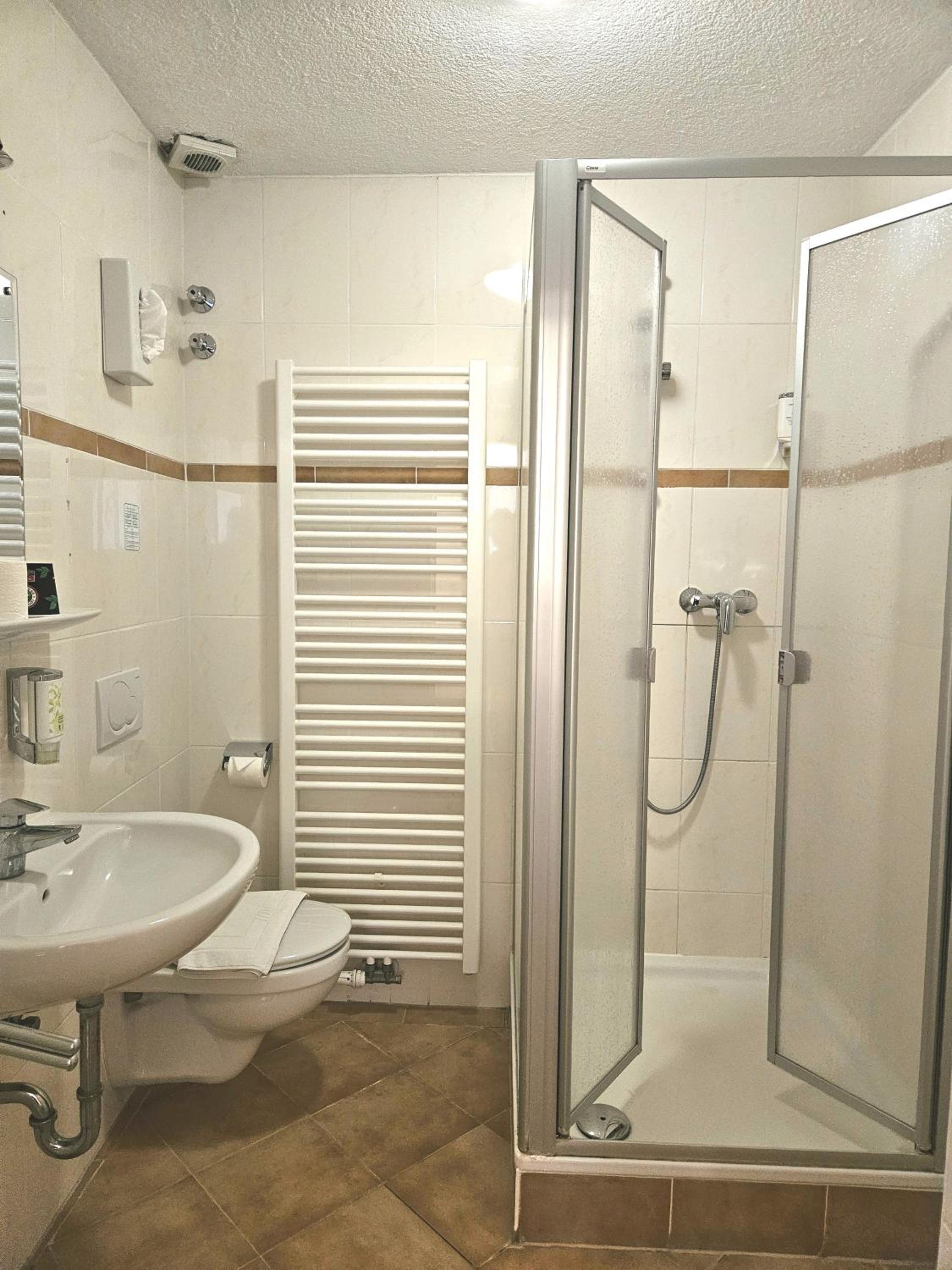 Classic Twin Room - Photo 4