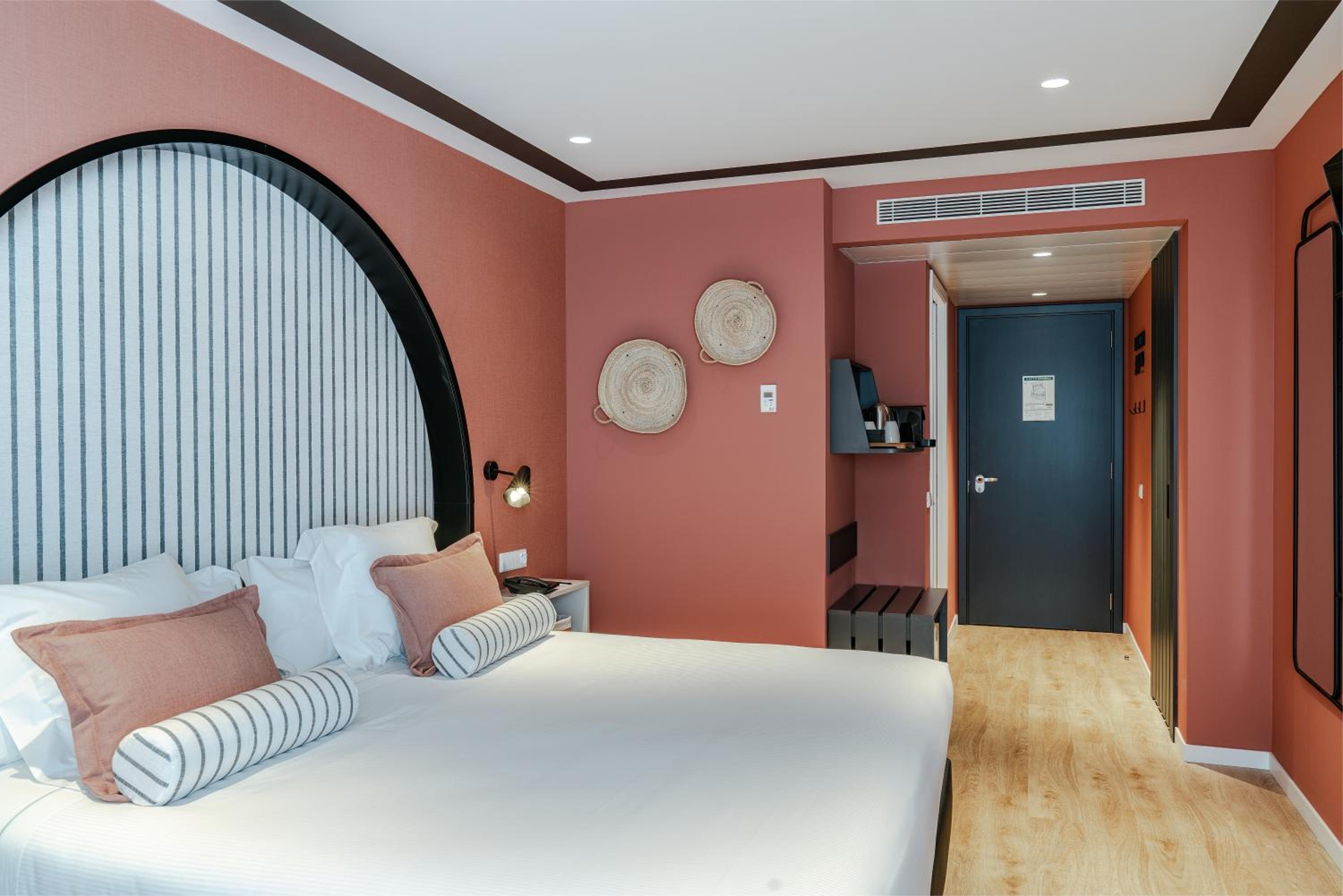 Basic Double or Twin Room - Photo 2