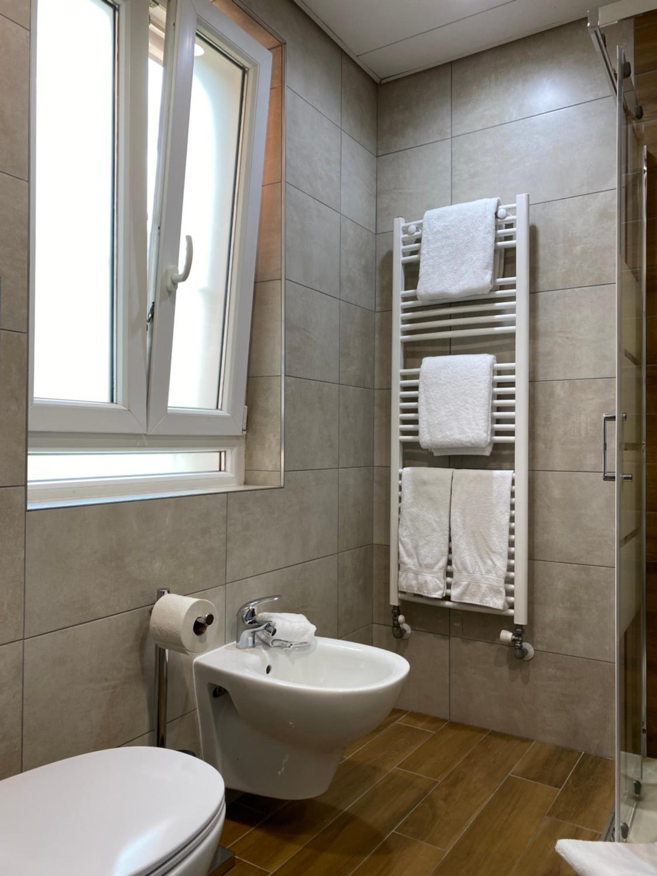 Double Room with Balcony - Photo 3