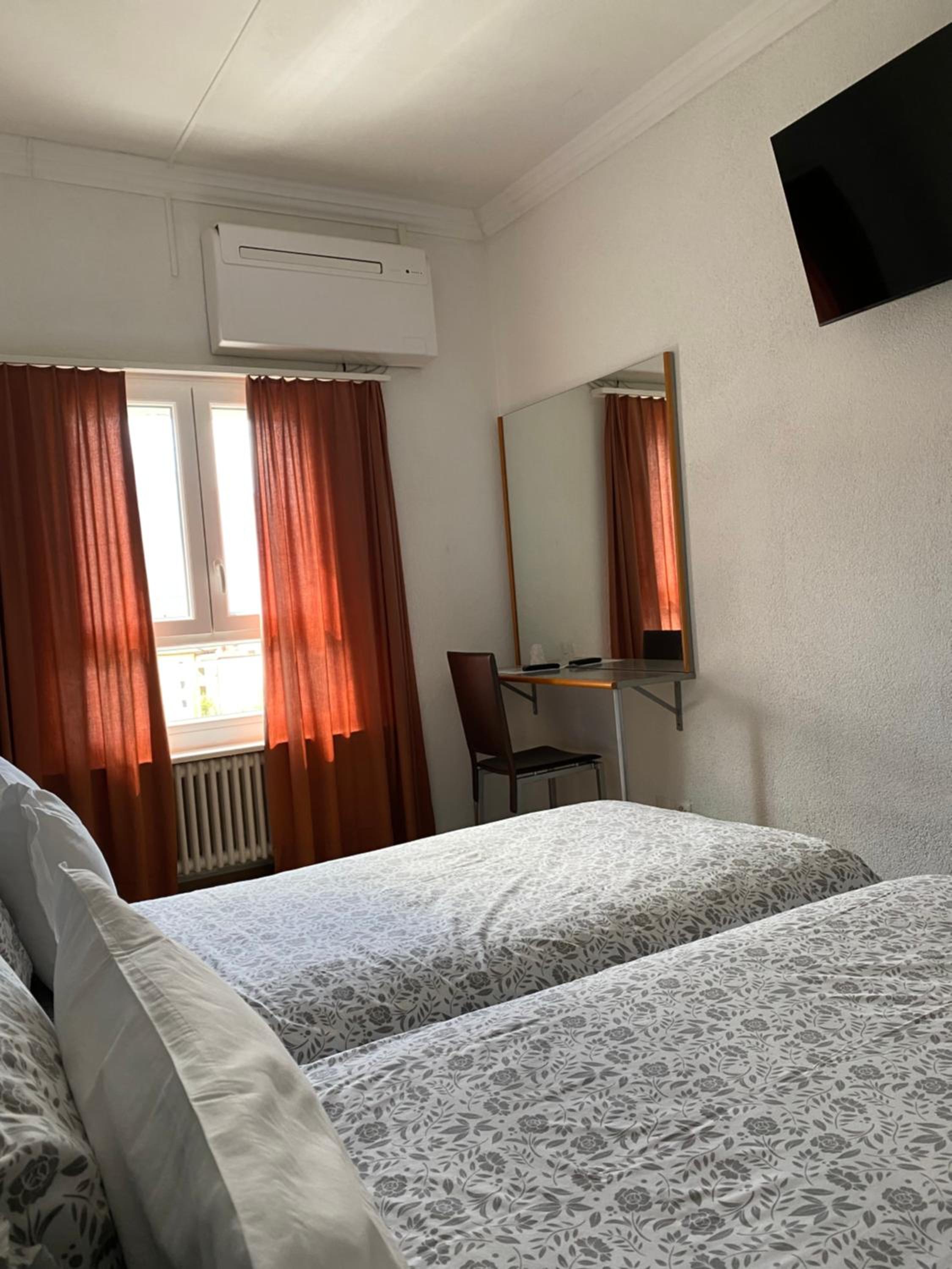Twin Room - Photo 4