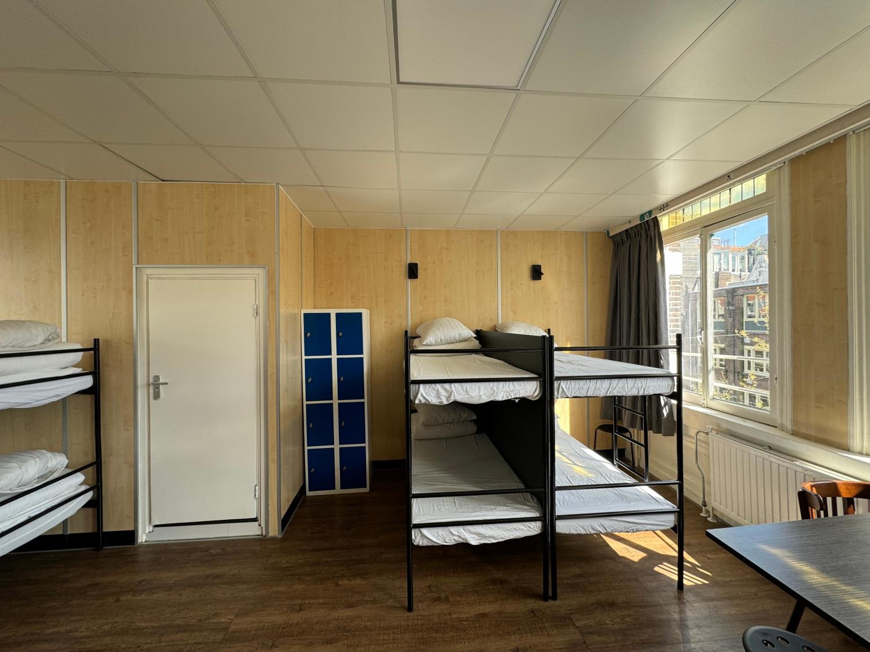 14-Bed Mixed Dormitory Room photo 3