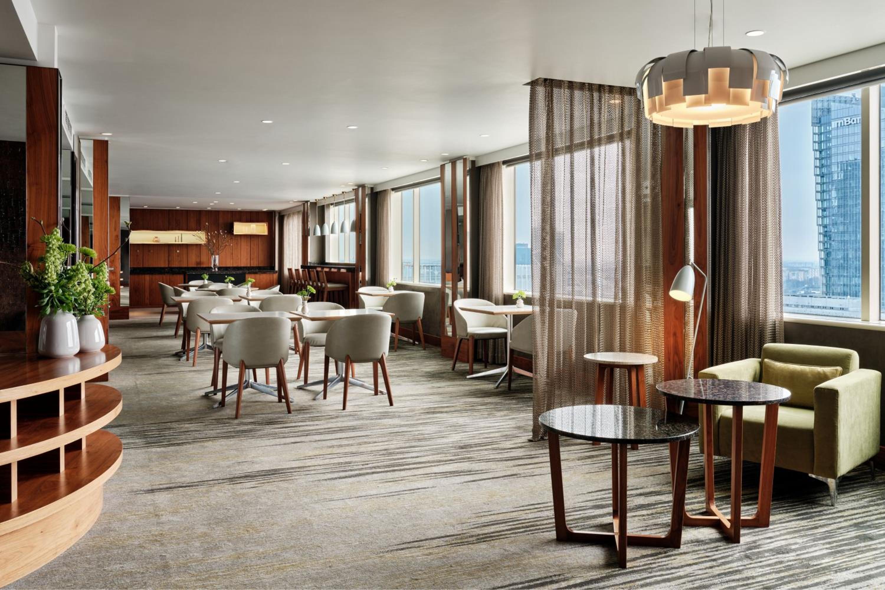 Executive Premium, Guest room, 1 King, City view - Photo 8