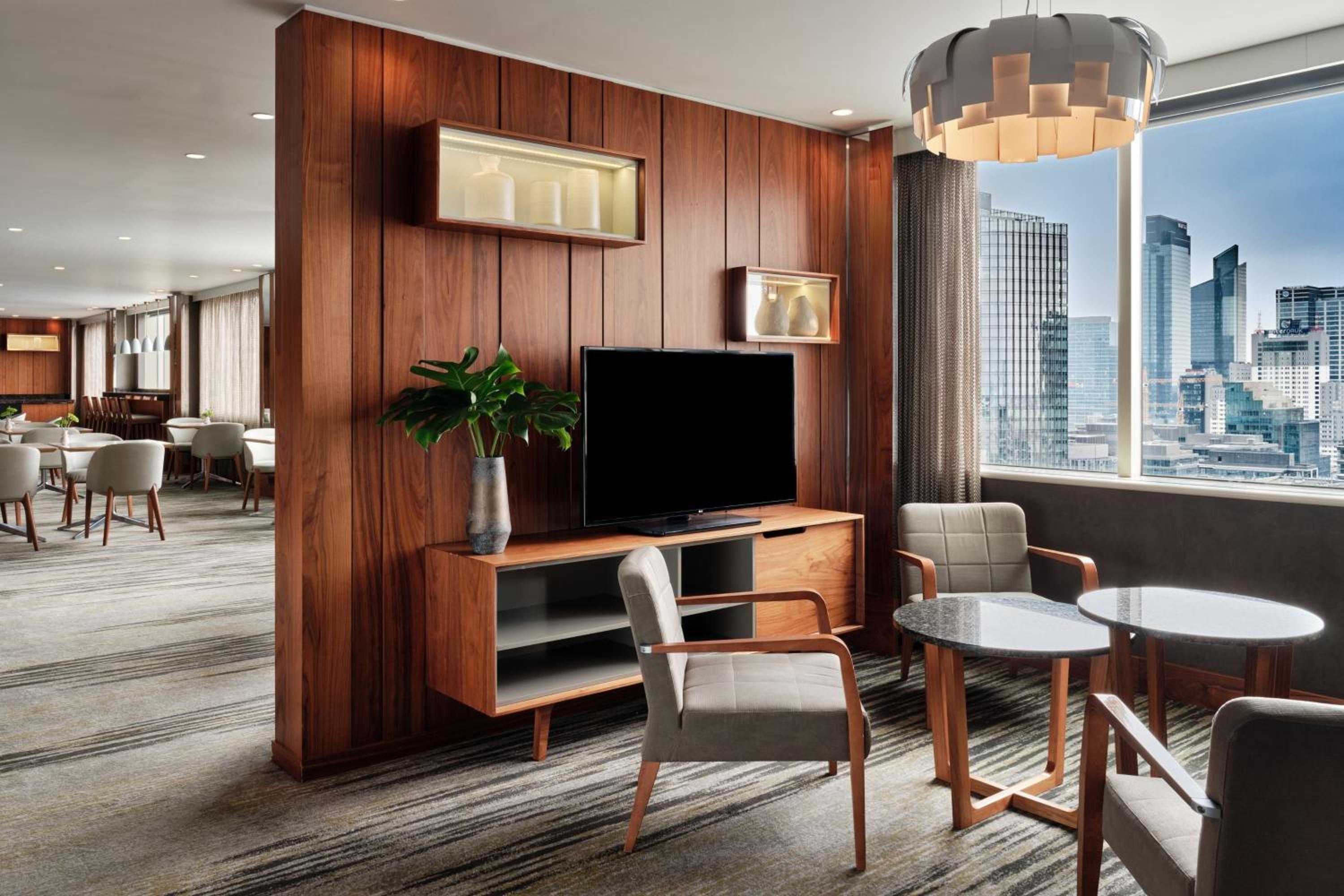 Executive Premium, Guest room, 1 King, City view - Photo 7