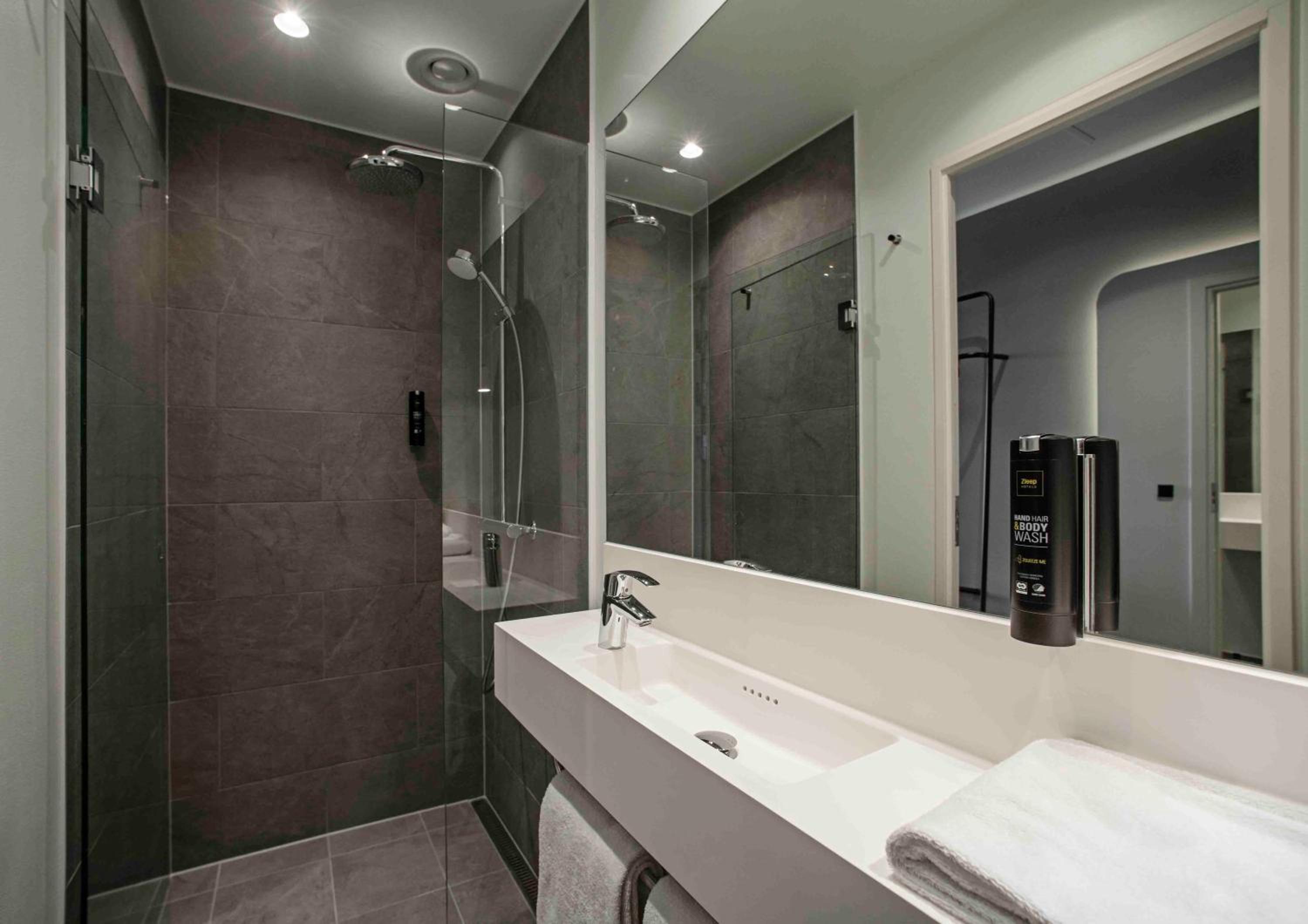 Small Double Room thumbnail 6