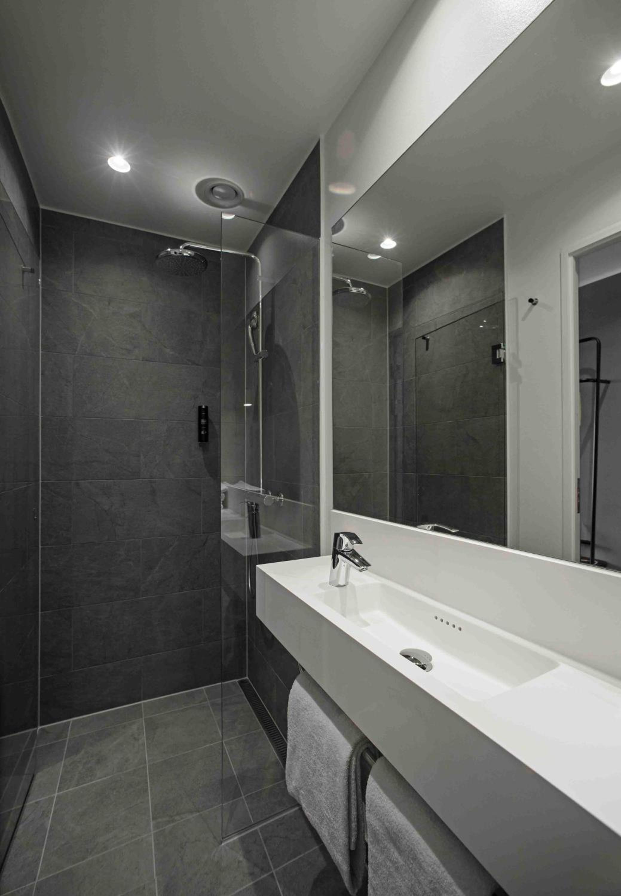 Small Double Room thumbnail 5