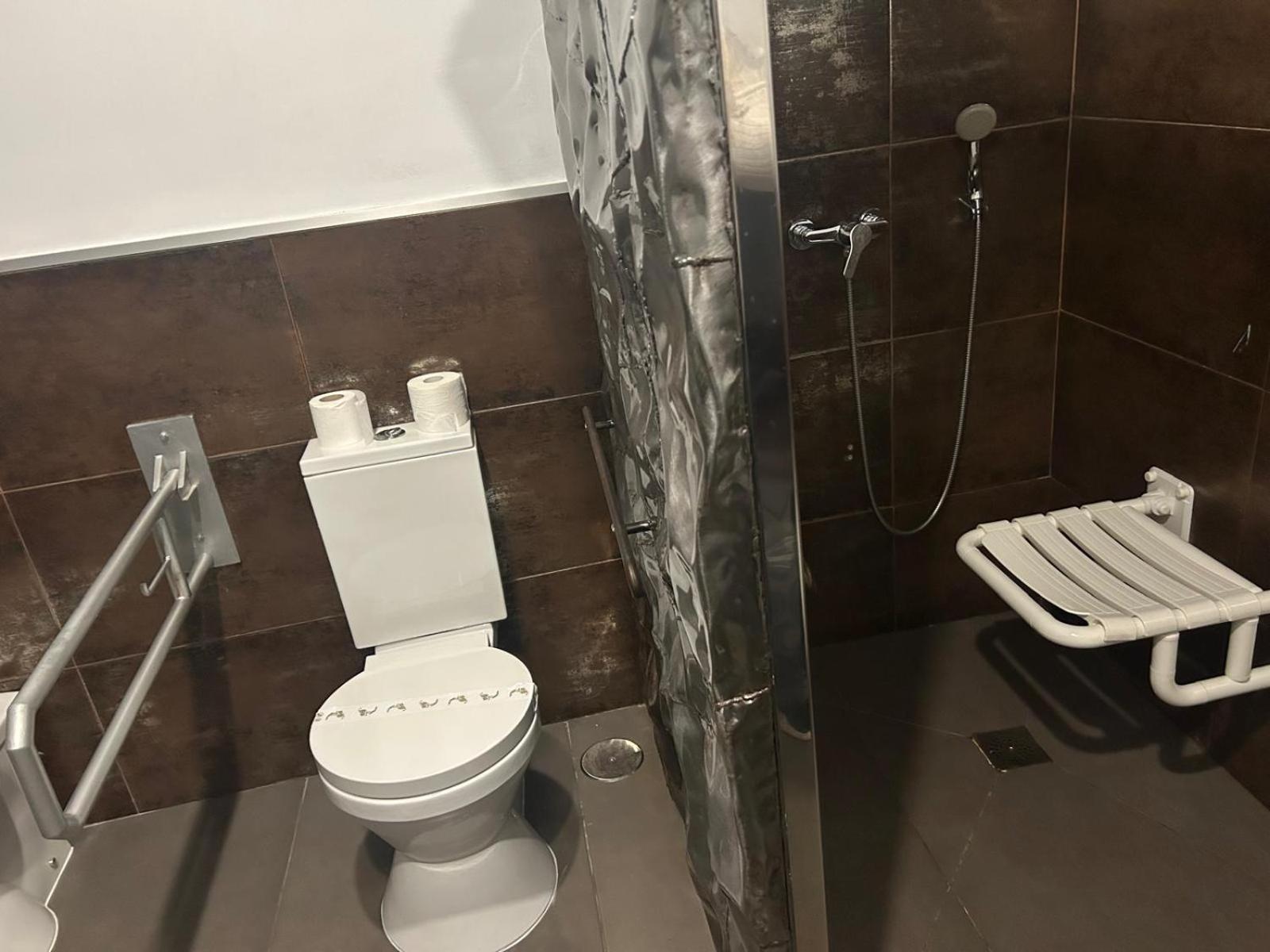 Twin Room - Disability Access photo 3