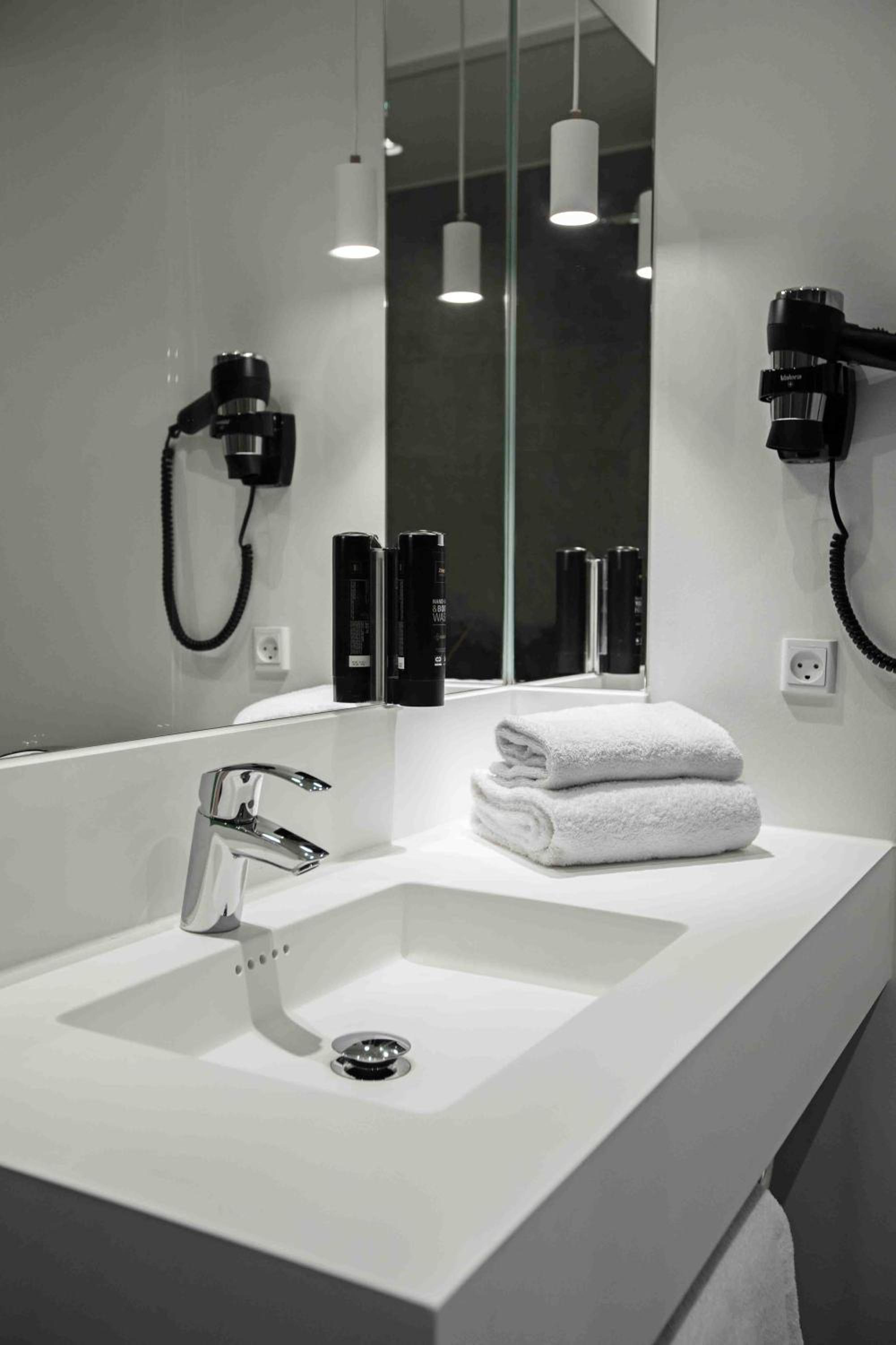 Standard Twin Room thumbnail 5