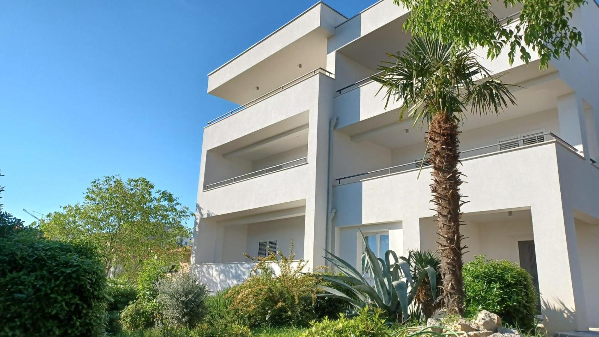 One-Bedroom Apartment with Garden View photo 2