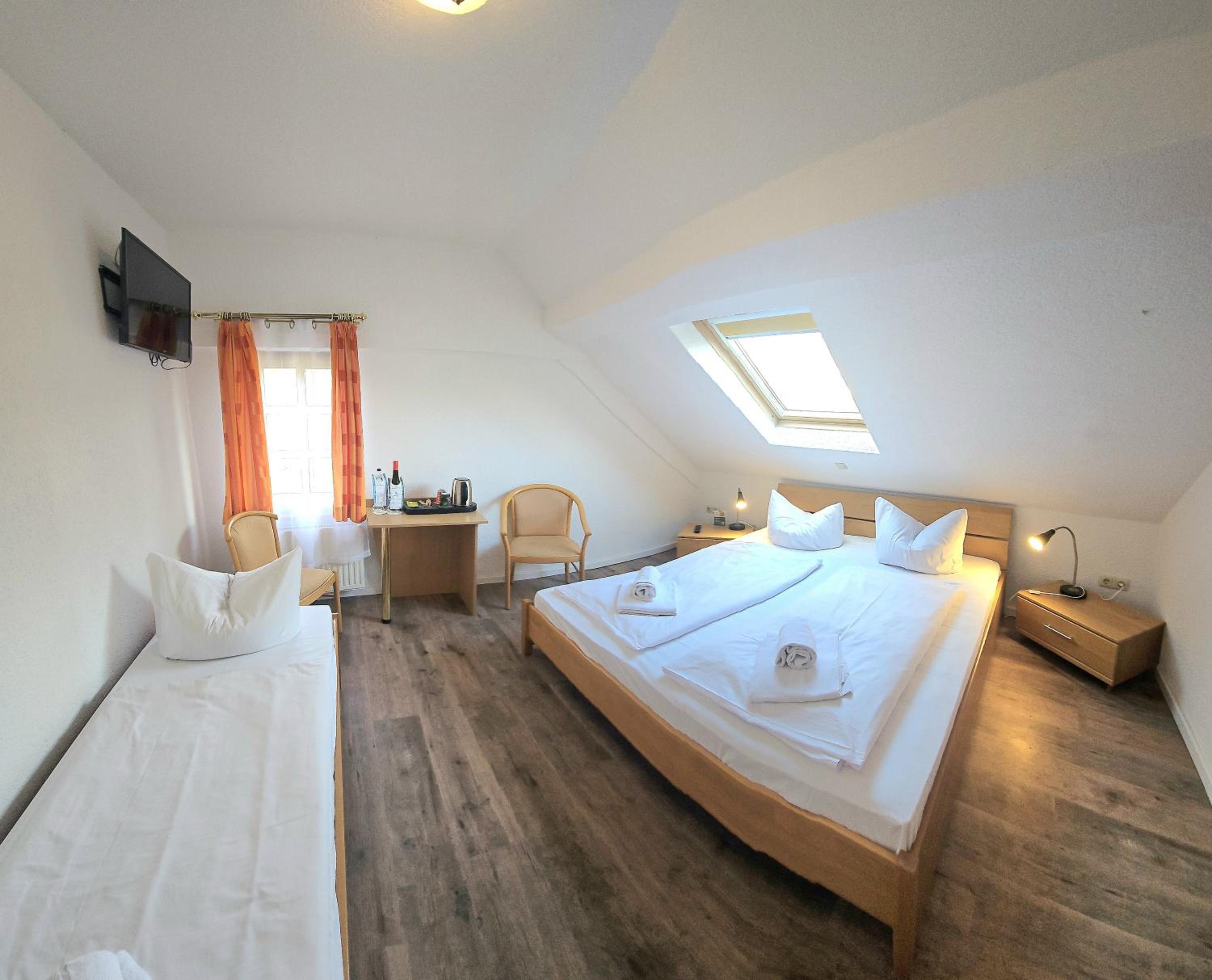 Economy Triple Room - Photo 3